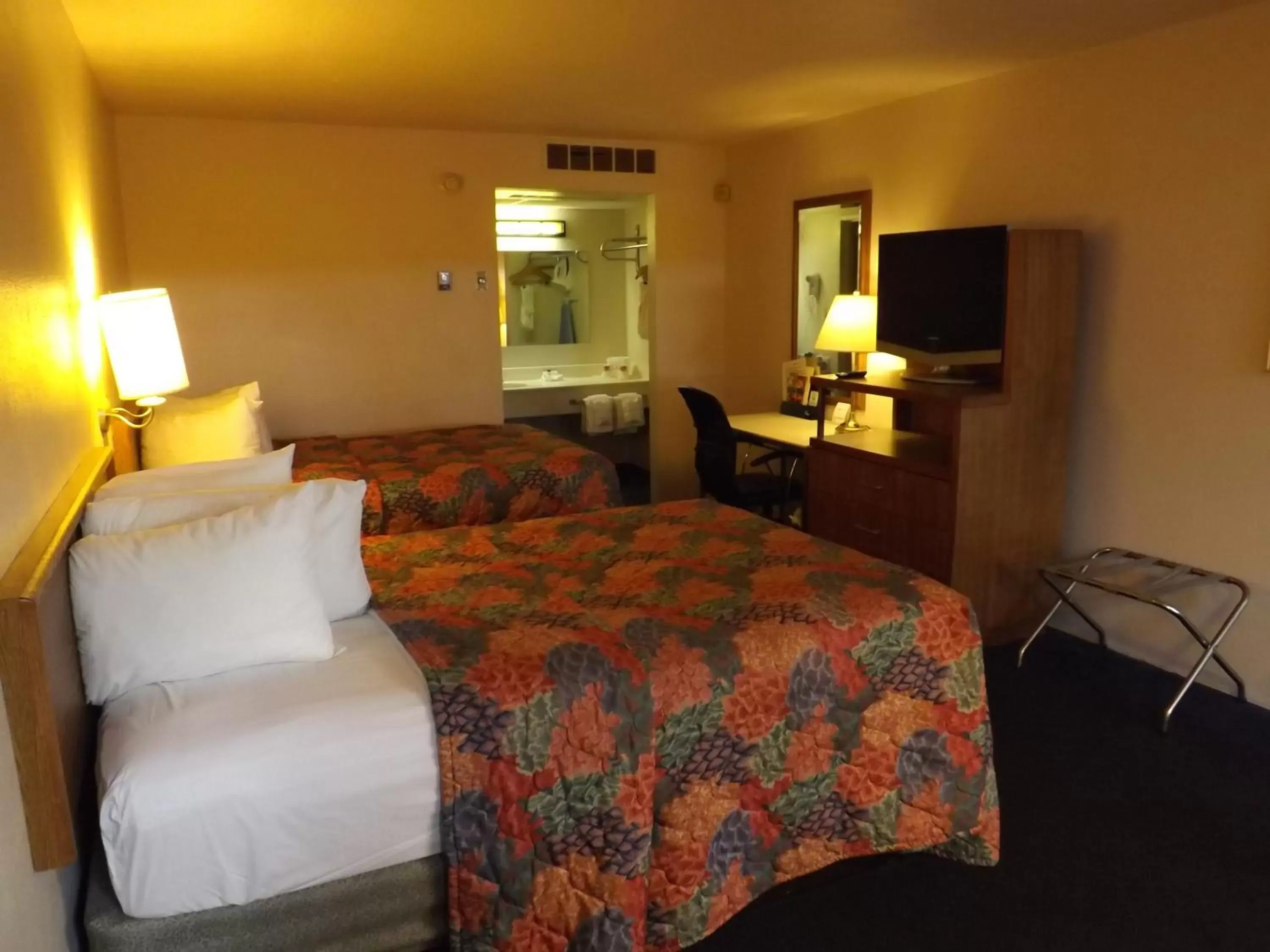 Photo of the whole room, Bed in Ramada by Wyndham Sterling