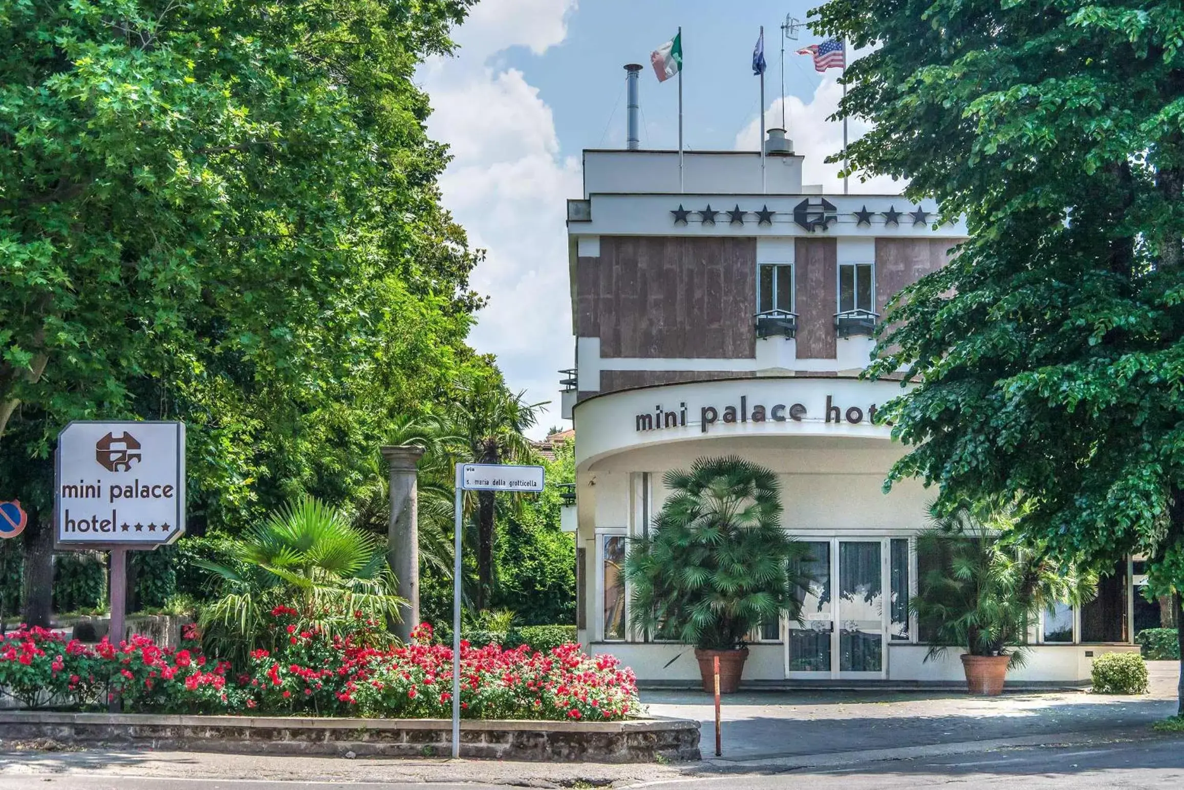 Property Building in Mini Palace Hotel