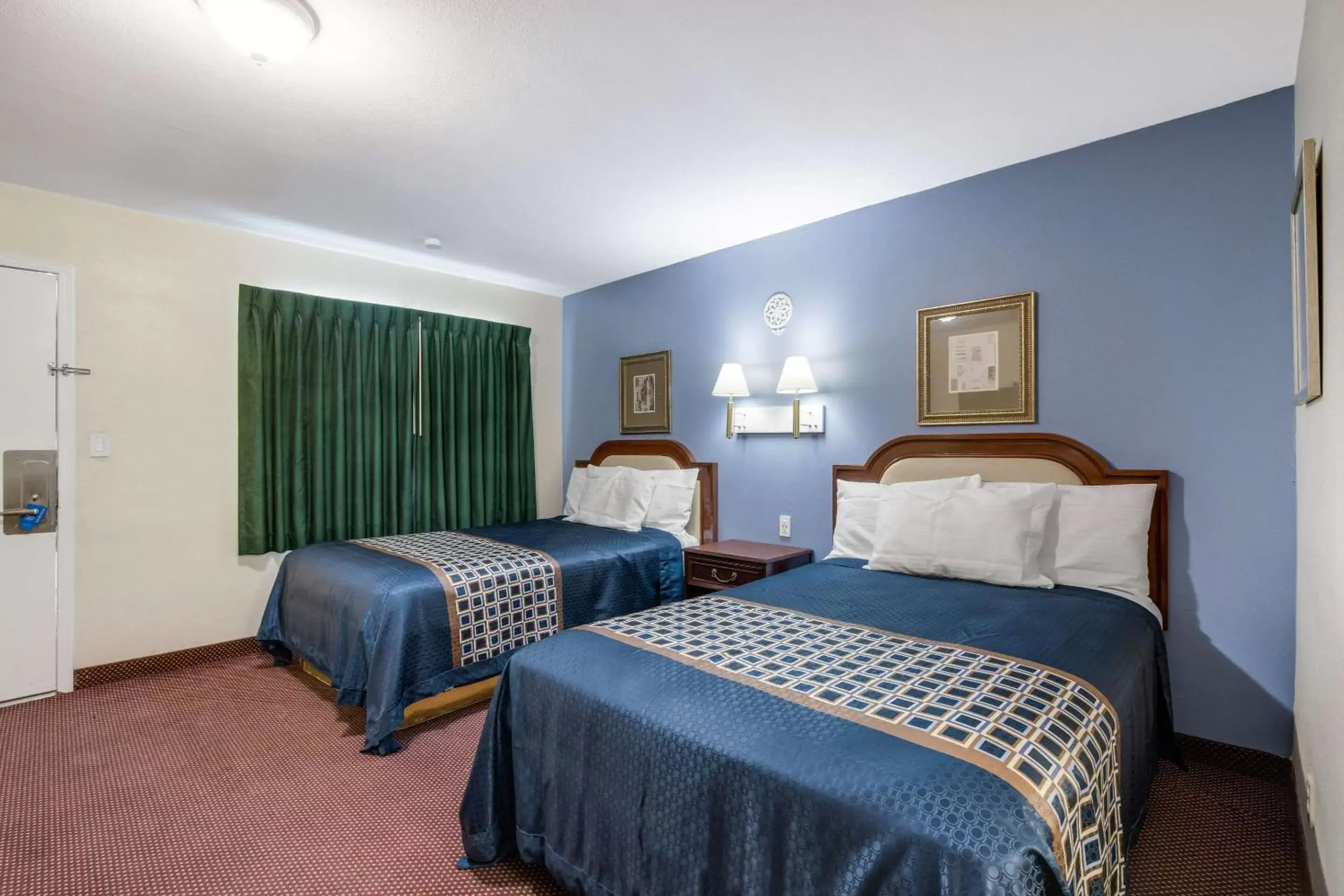 Property building, Bed in Rodeway Inn & Suites