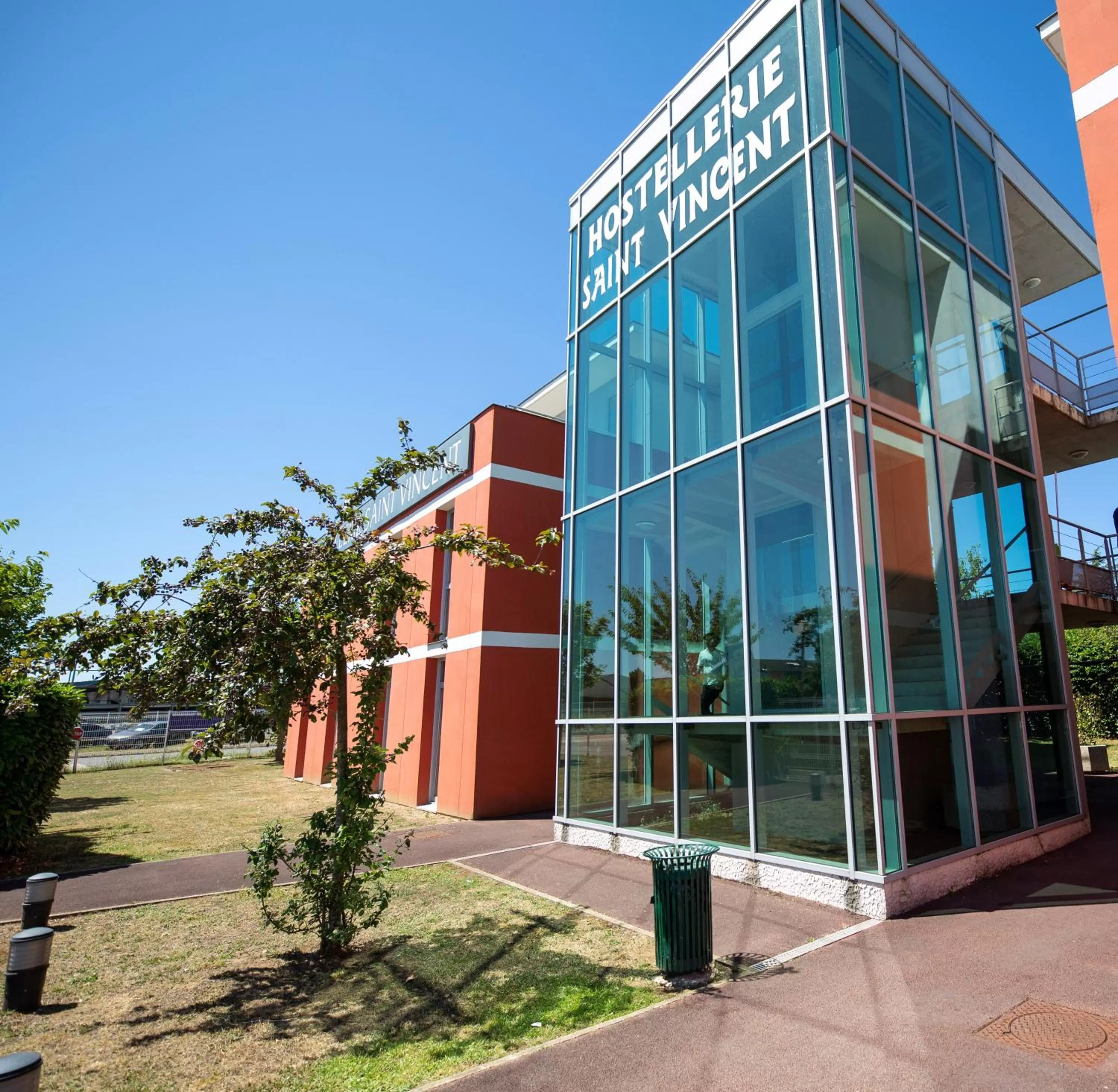 Property building in Hostellerie Saint Vincent Beauvais Aeroport