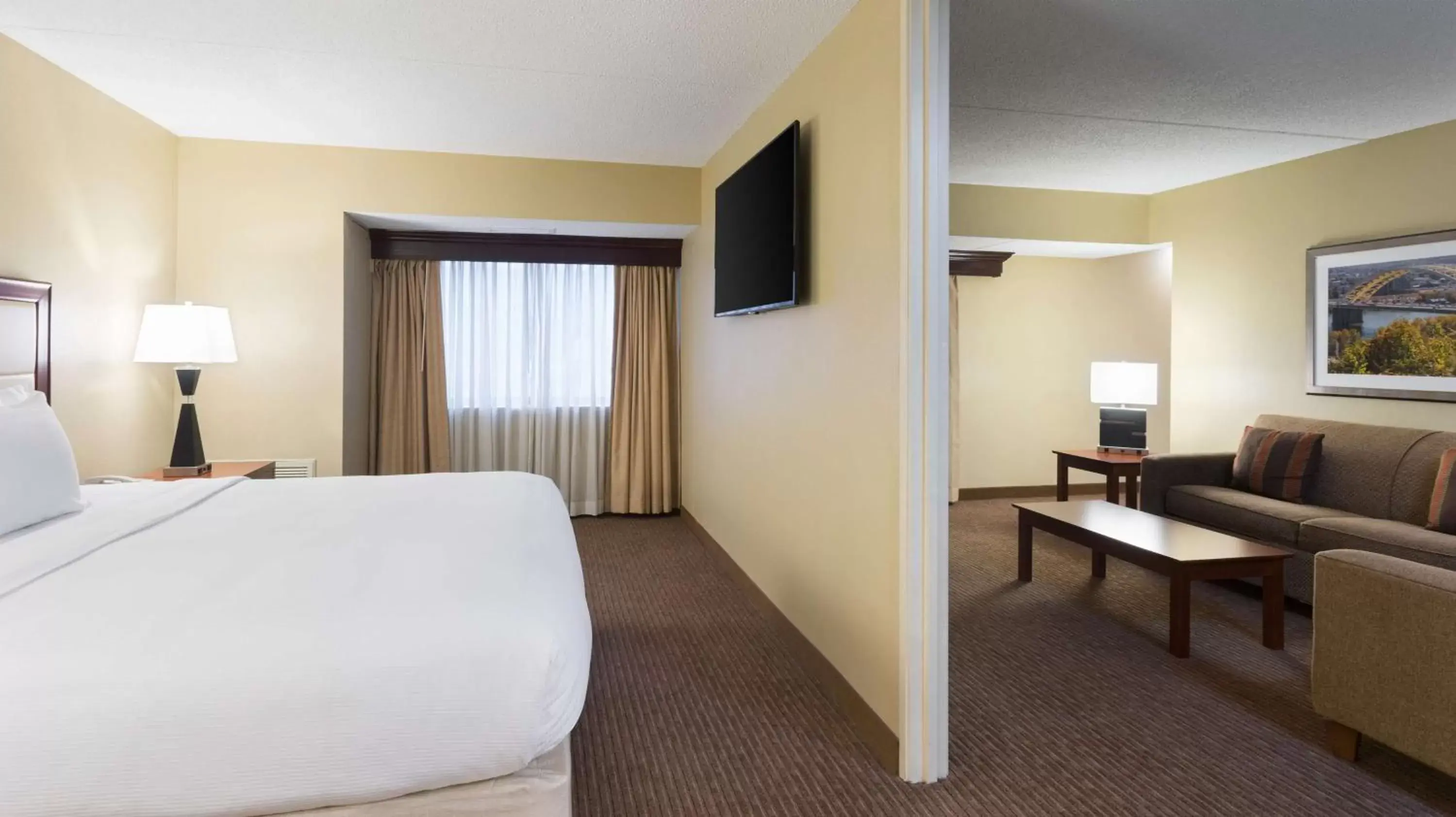 Bedroom, TV/Entertainment Center in DoubleTree Suites by Hilton Hotel Cincinnati - Blue Ash