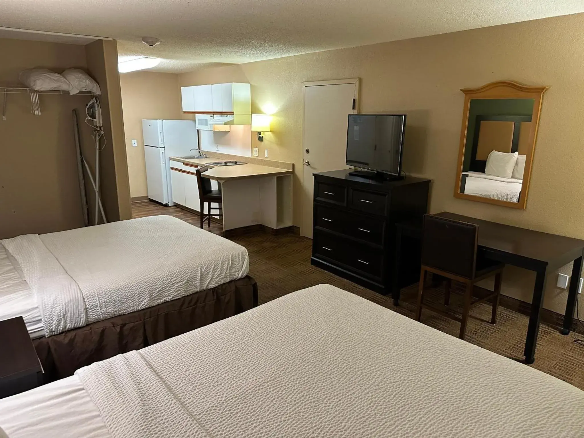 Bedroom, Bed in Red Roof Inn Southfield