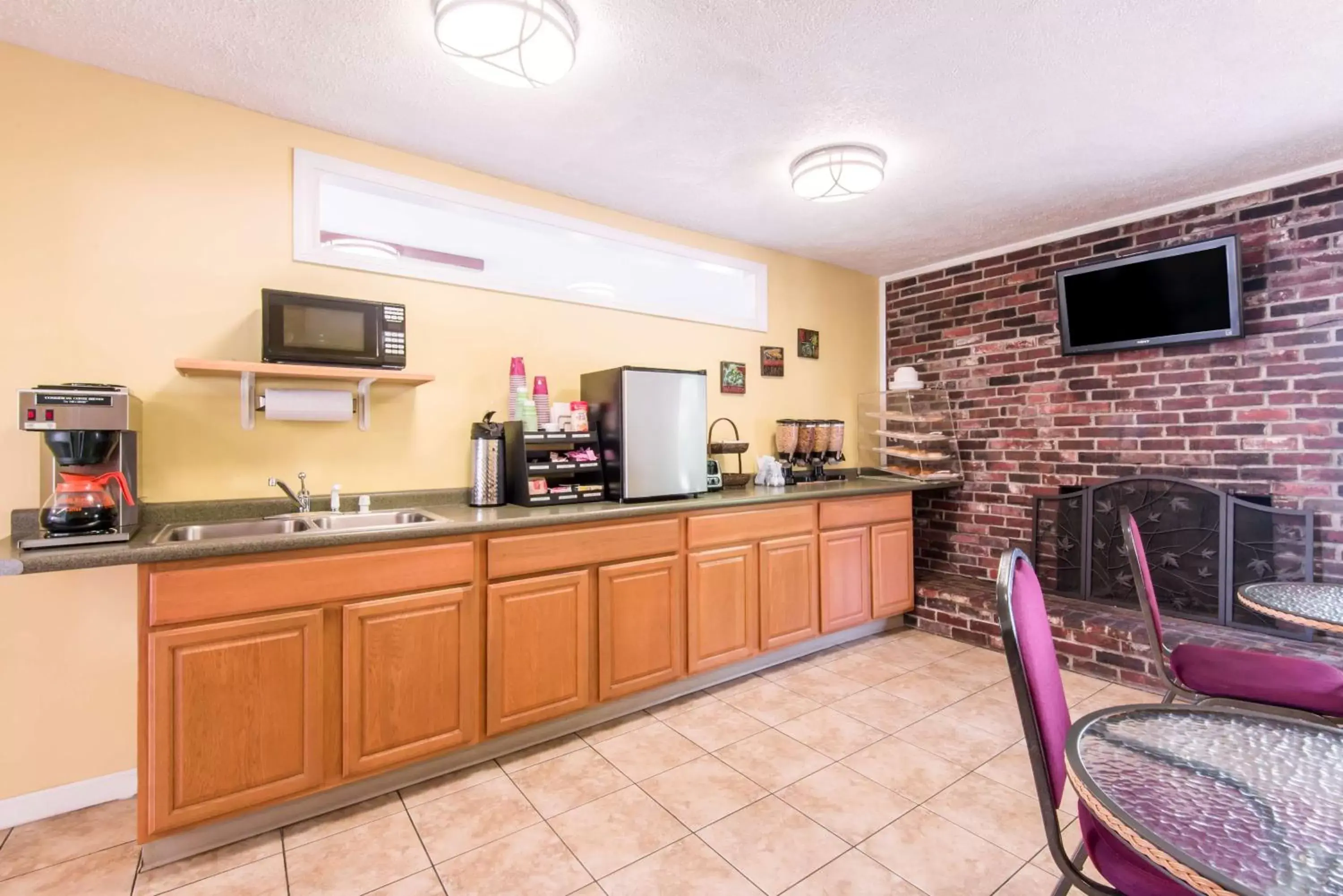 Breakfast, Kitchen/Kitchenette in Relax Inn