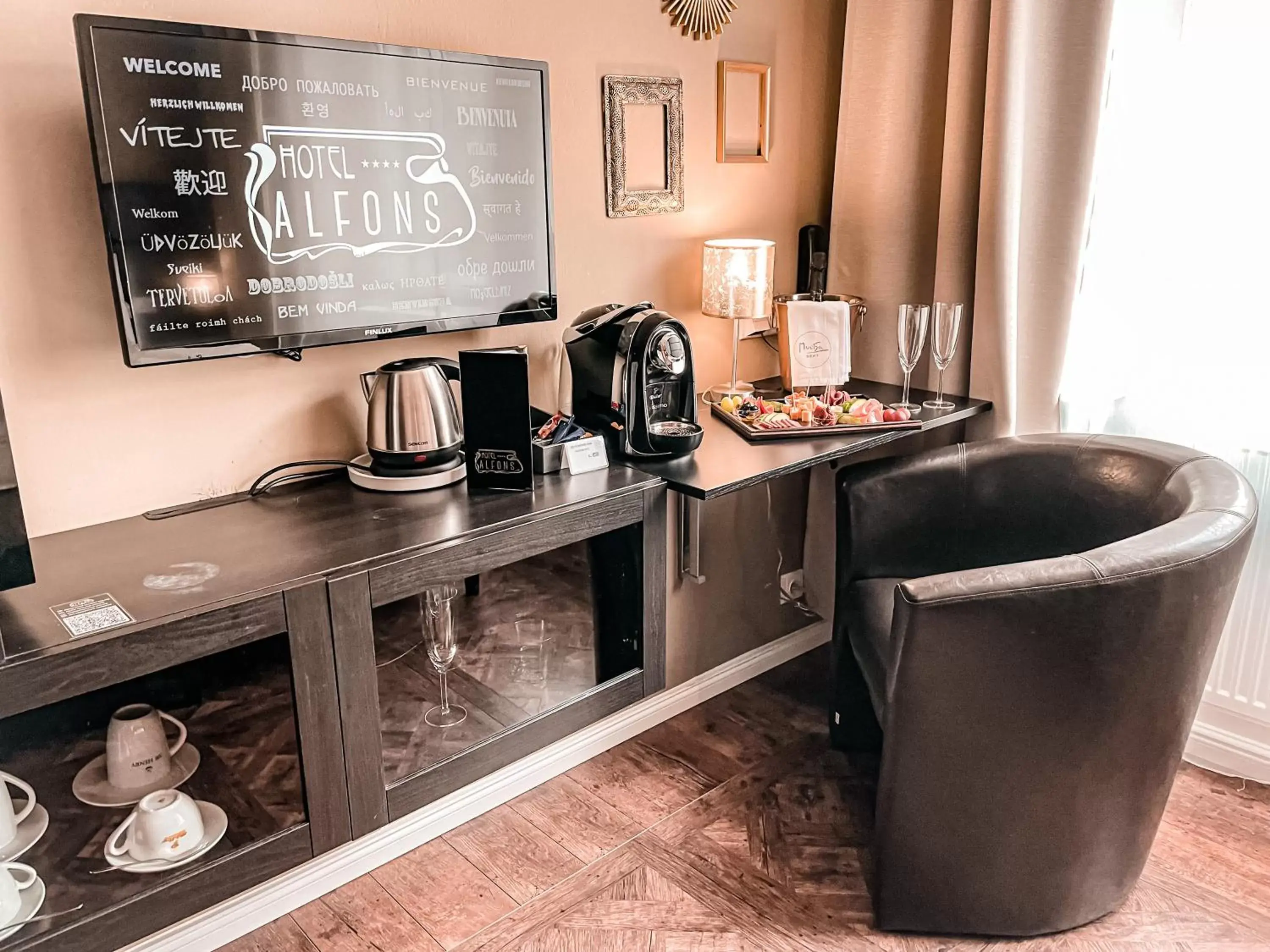 TV and multimedia, Kitchen/Kitchenette in Alfons Boutique Hotel