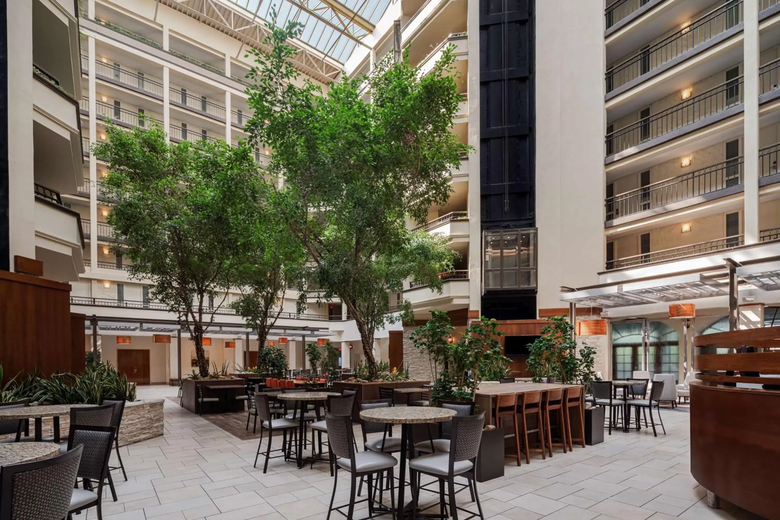 Lobby or reception, Restaurant/Places to Eat in Embassy Suites by Hilton Nashville Airport