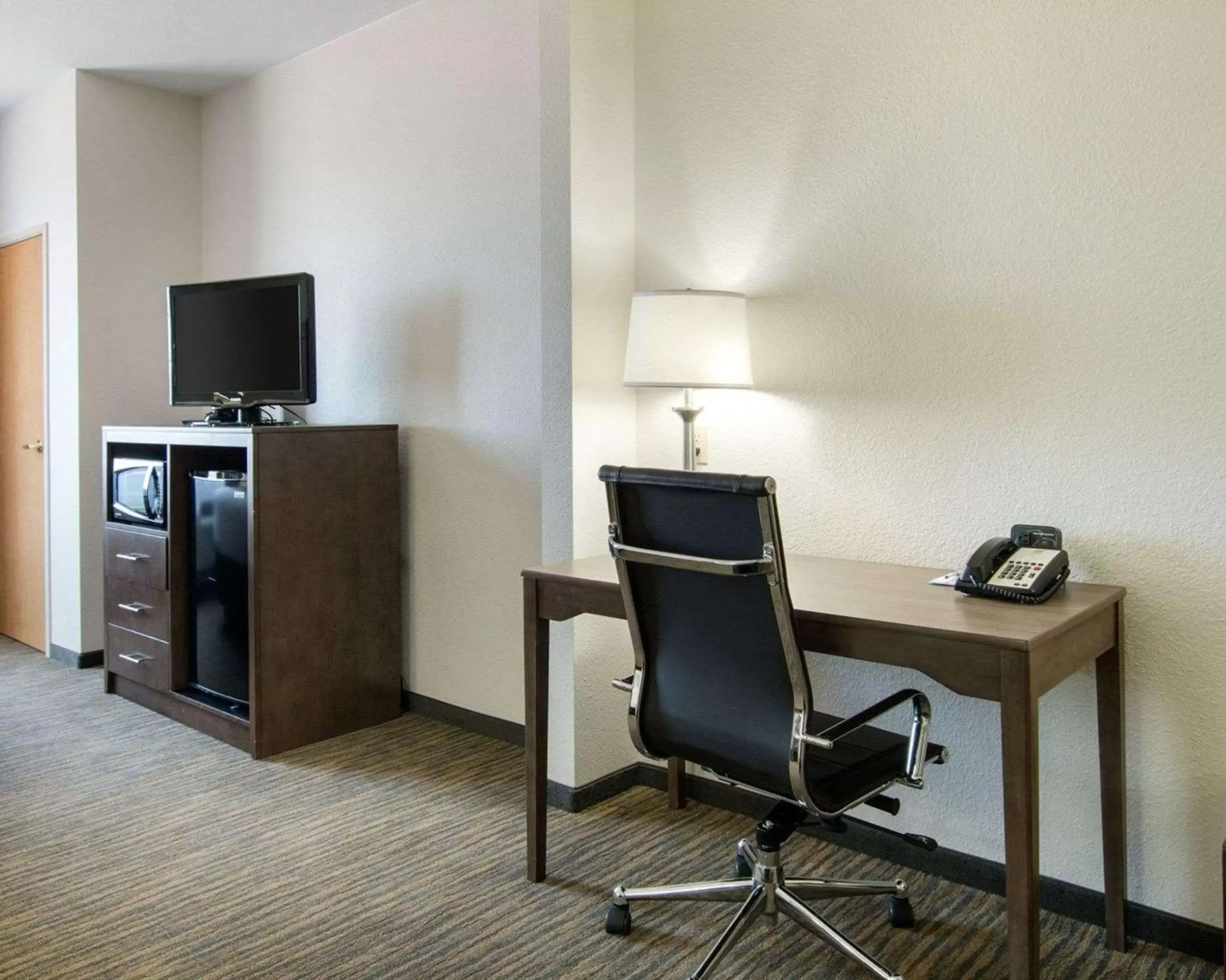 Photo of the whole room, TV/Entertainment Center in Comfort Suites San Angelo near University