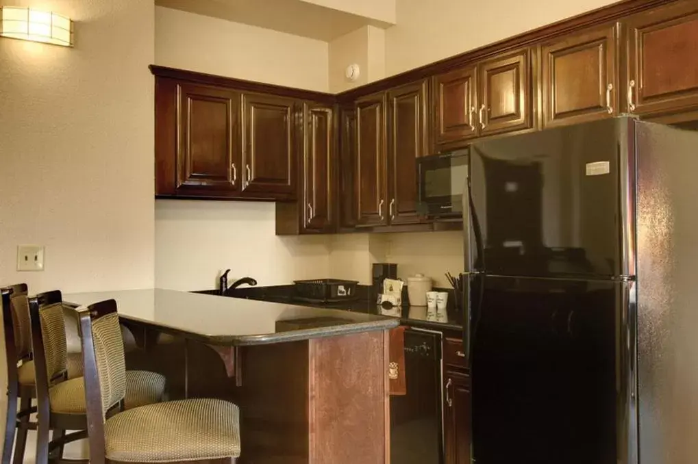 Kitchen/Kitchenette in Holiday Inn Hotels Batesville, an IHG Hotel