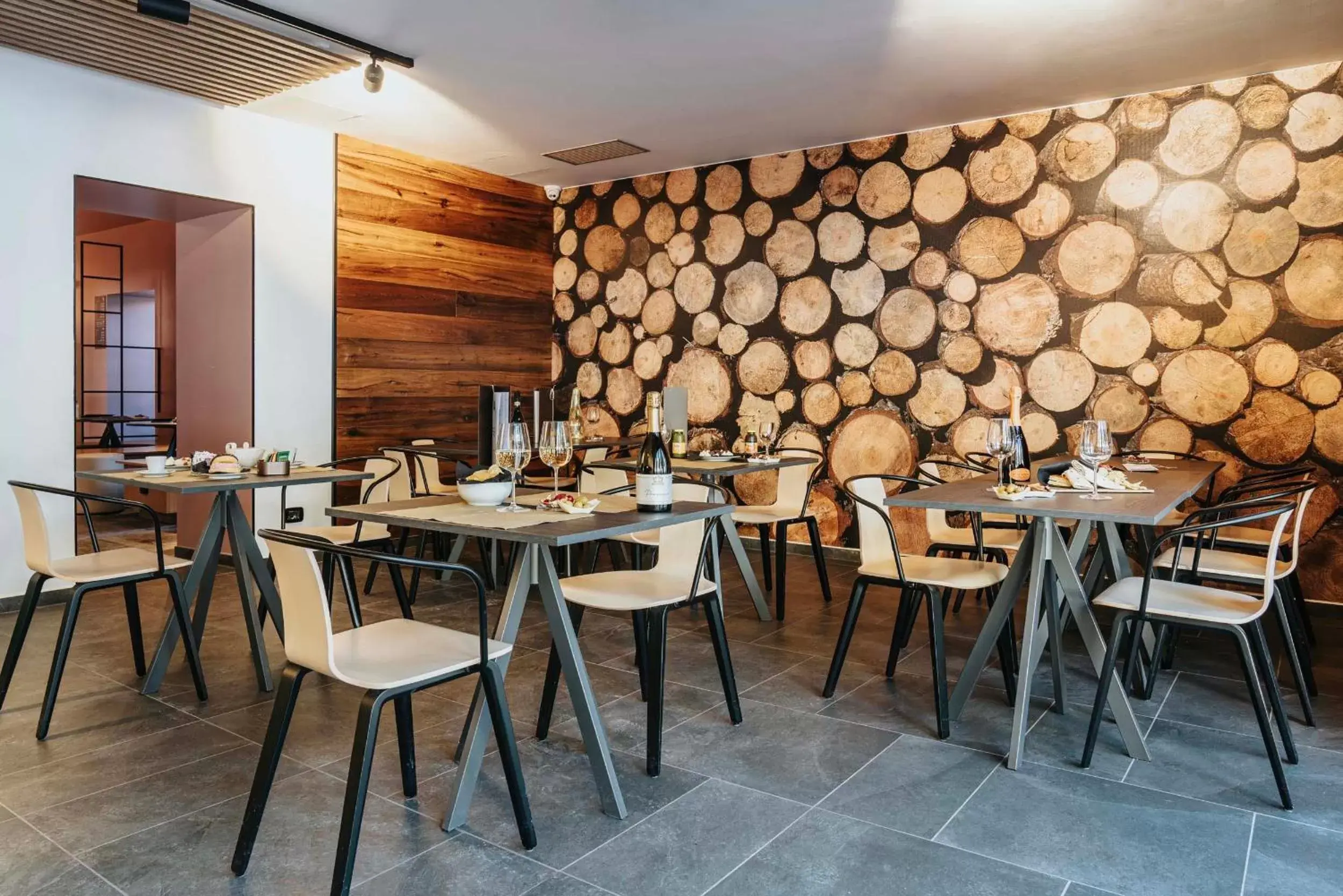 Lounge or bar, Restaurant/Places to Eat in B&B Hotel Passo Tre Croci Cortina