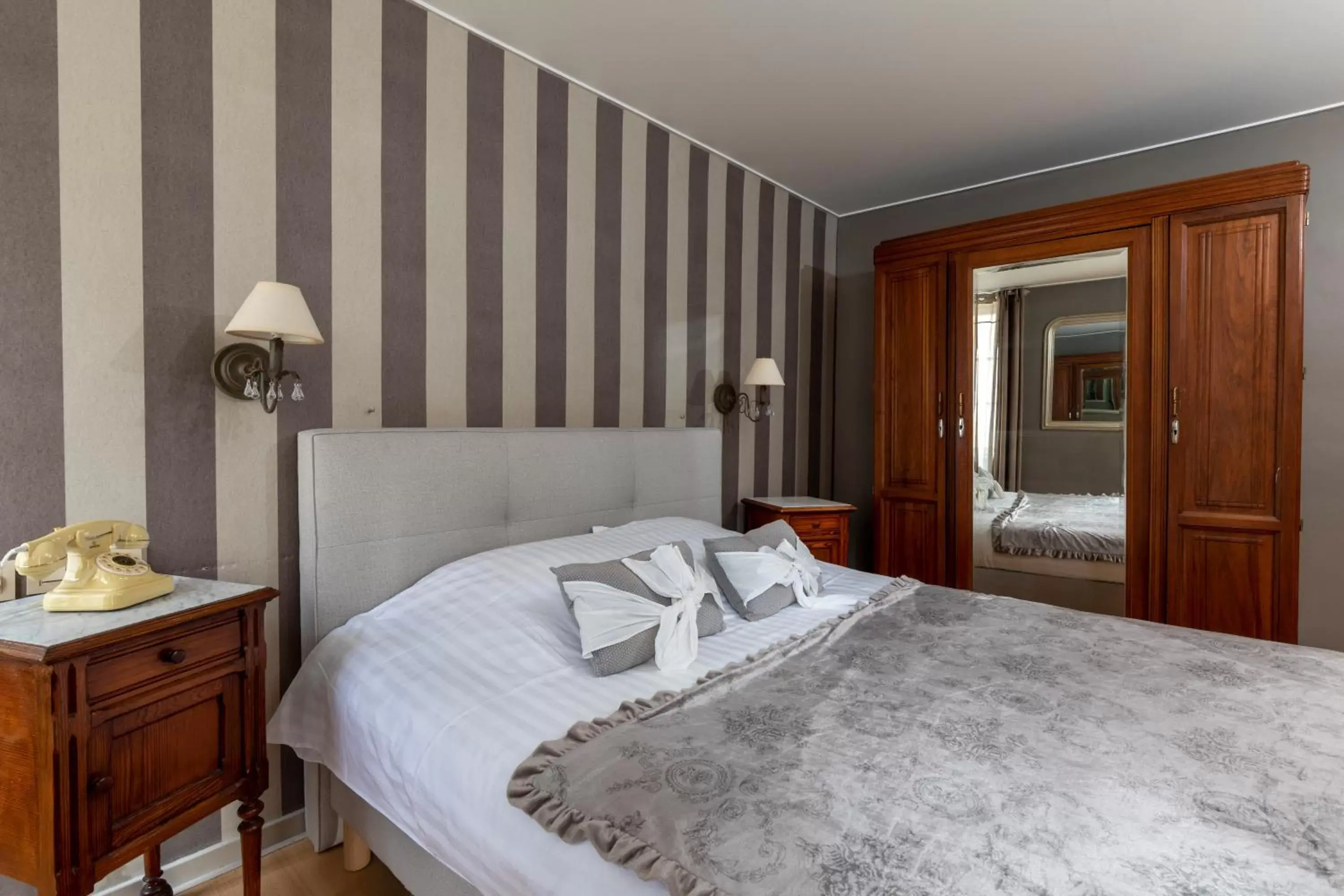 Bedroom, Bed in The Originals City, Hôtel de la Balance, Montbéliard