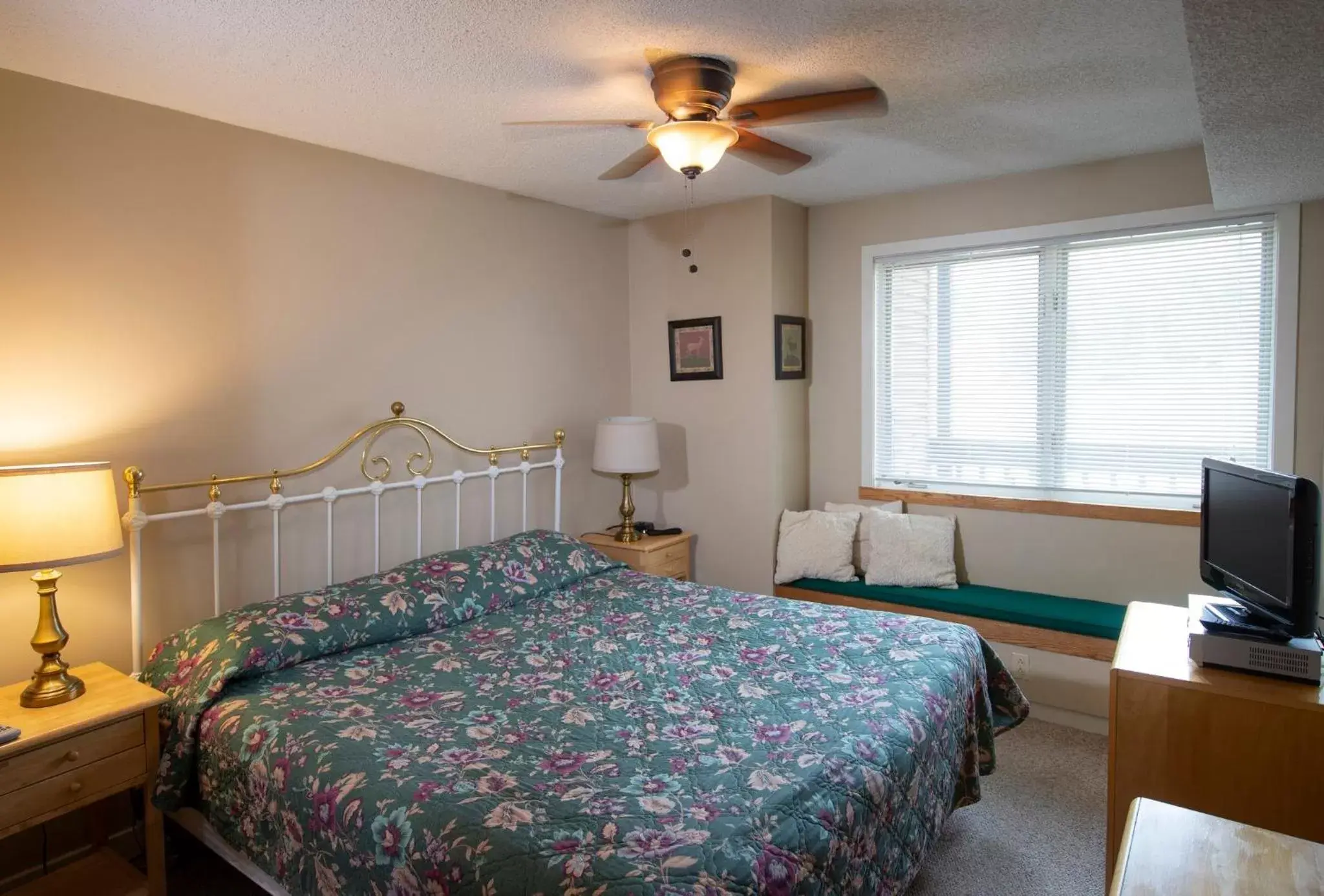 Photo of the whole room, Bed in Mountain Lodge at Okemo