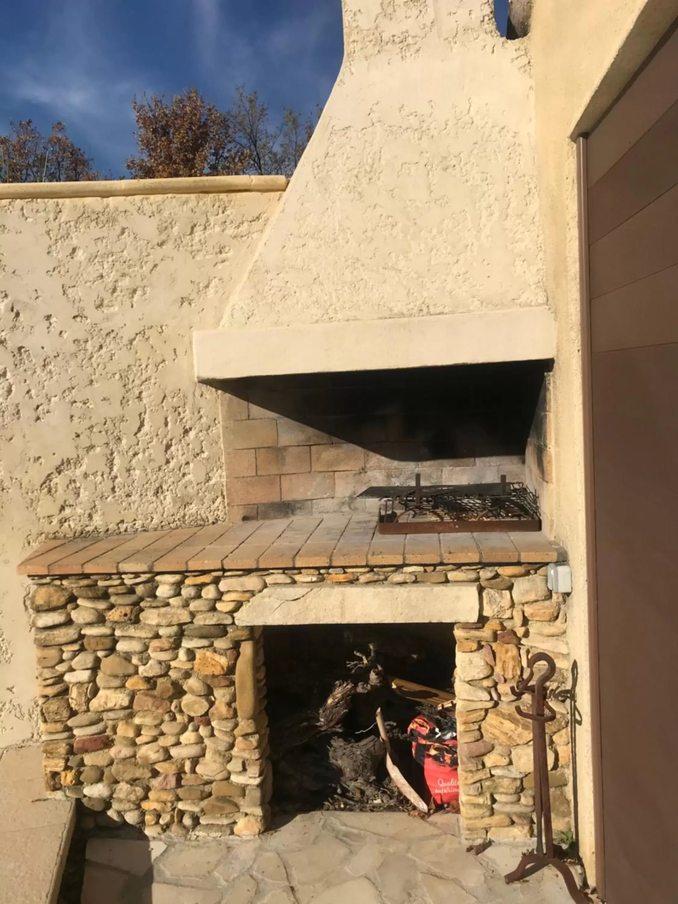 BBQ Facilities in CHAMBRES D'HÔTES CLIMATISÉES avec CUISINE d'ÉTÉ "VILLA GOUR du PEYROL"