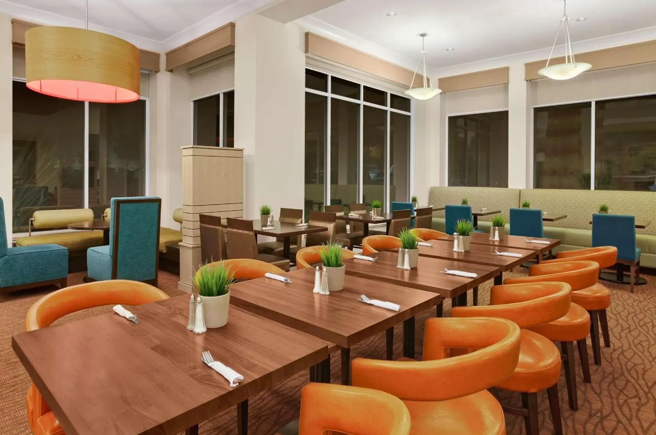 Dining area, Lounge/Bar in Hilton Garden Inn San Francisco Airport North