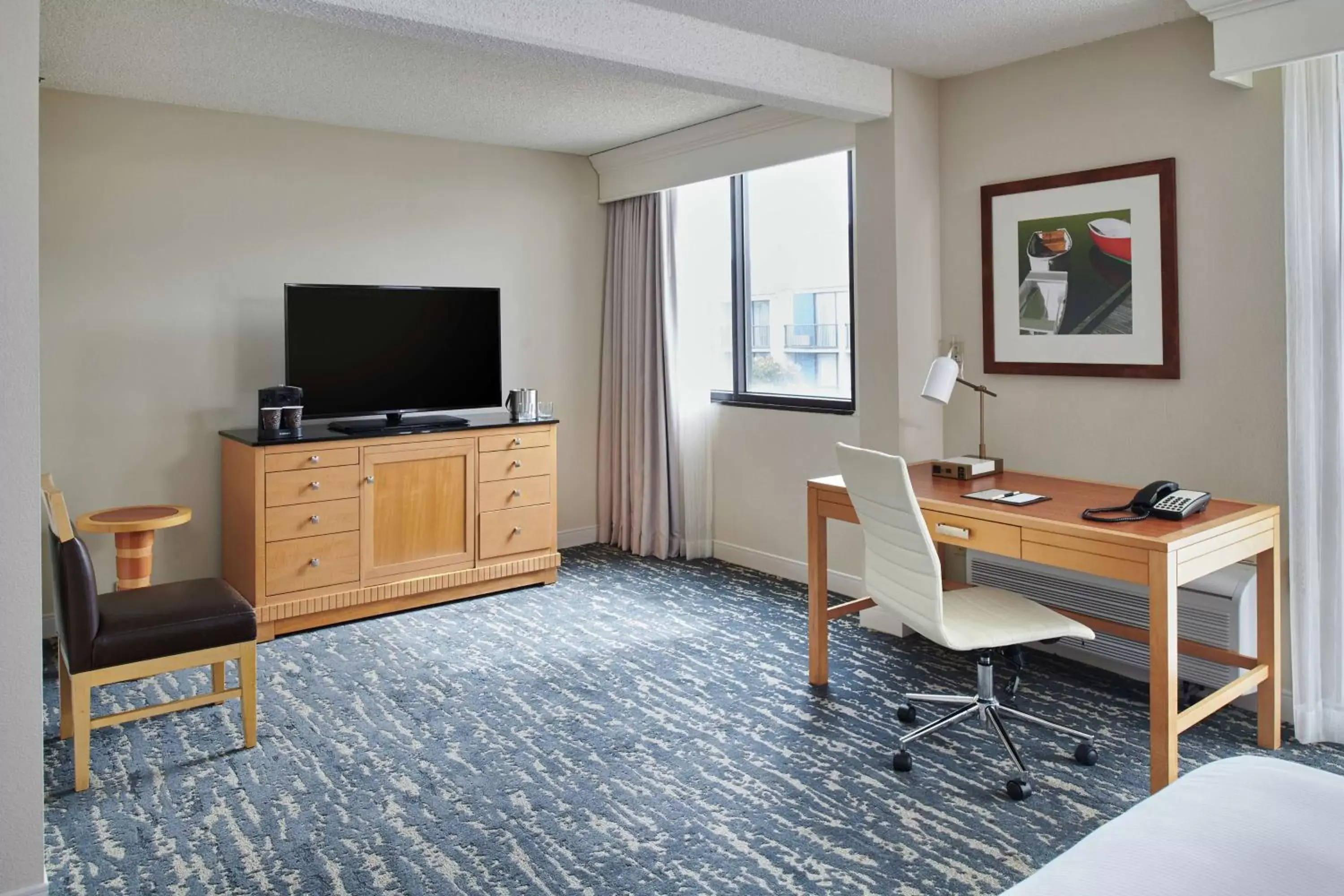 Living room, TV/Entertainment Center in DoubleTree by Hilton Hotel Berkeley Marina