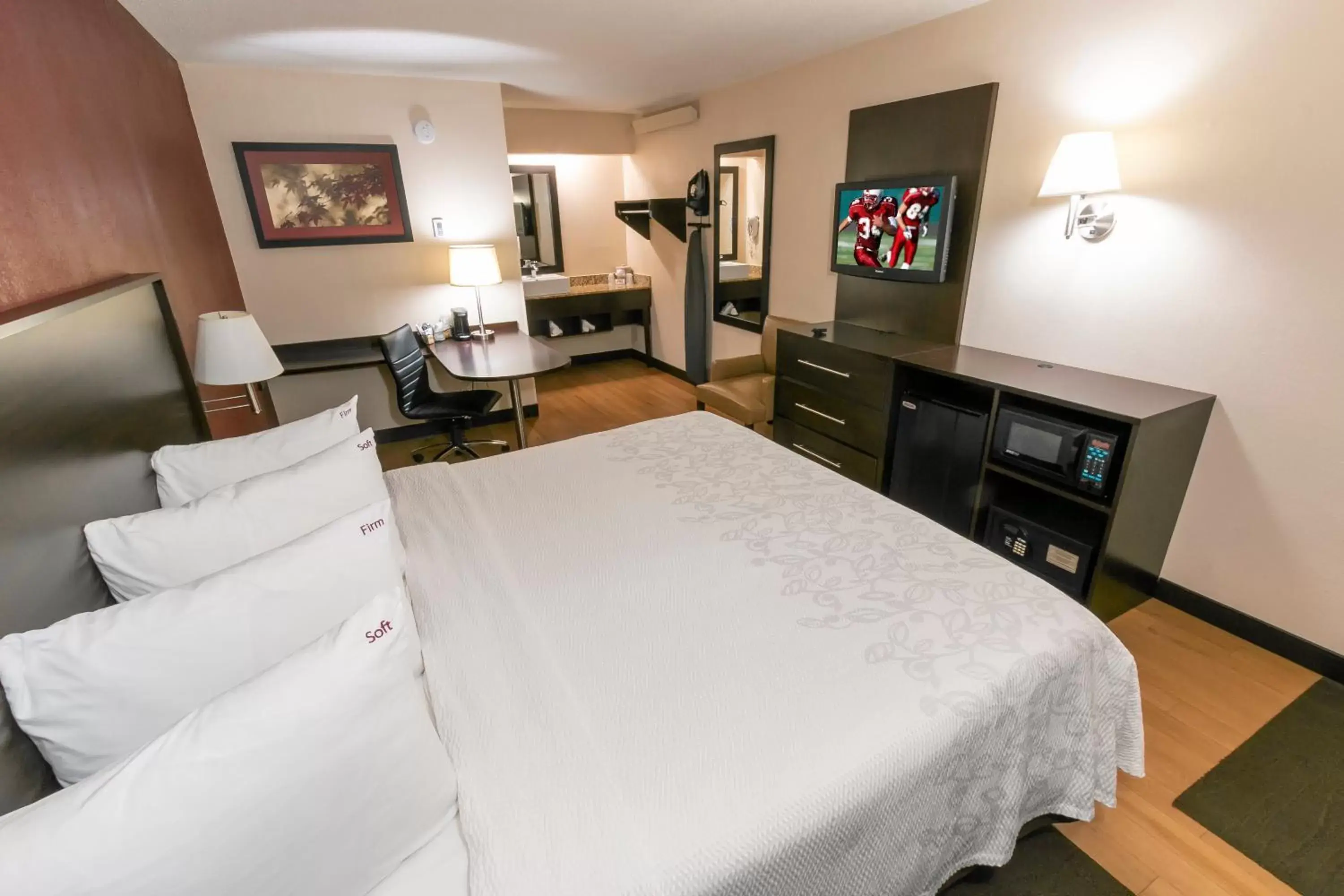 Bedroom, Bed in Red Roof Inn PLUS+ Columbus-Ohio State University OSU