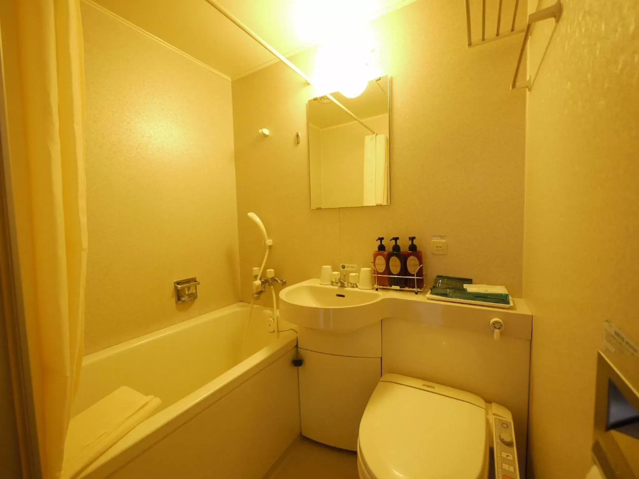 Shower, Bathroom in Himeji Castle Grandvrio Hotel