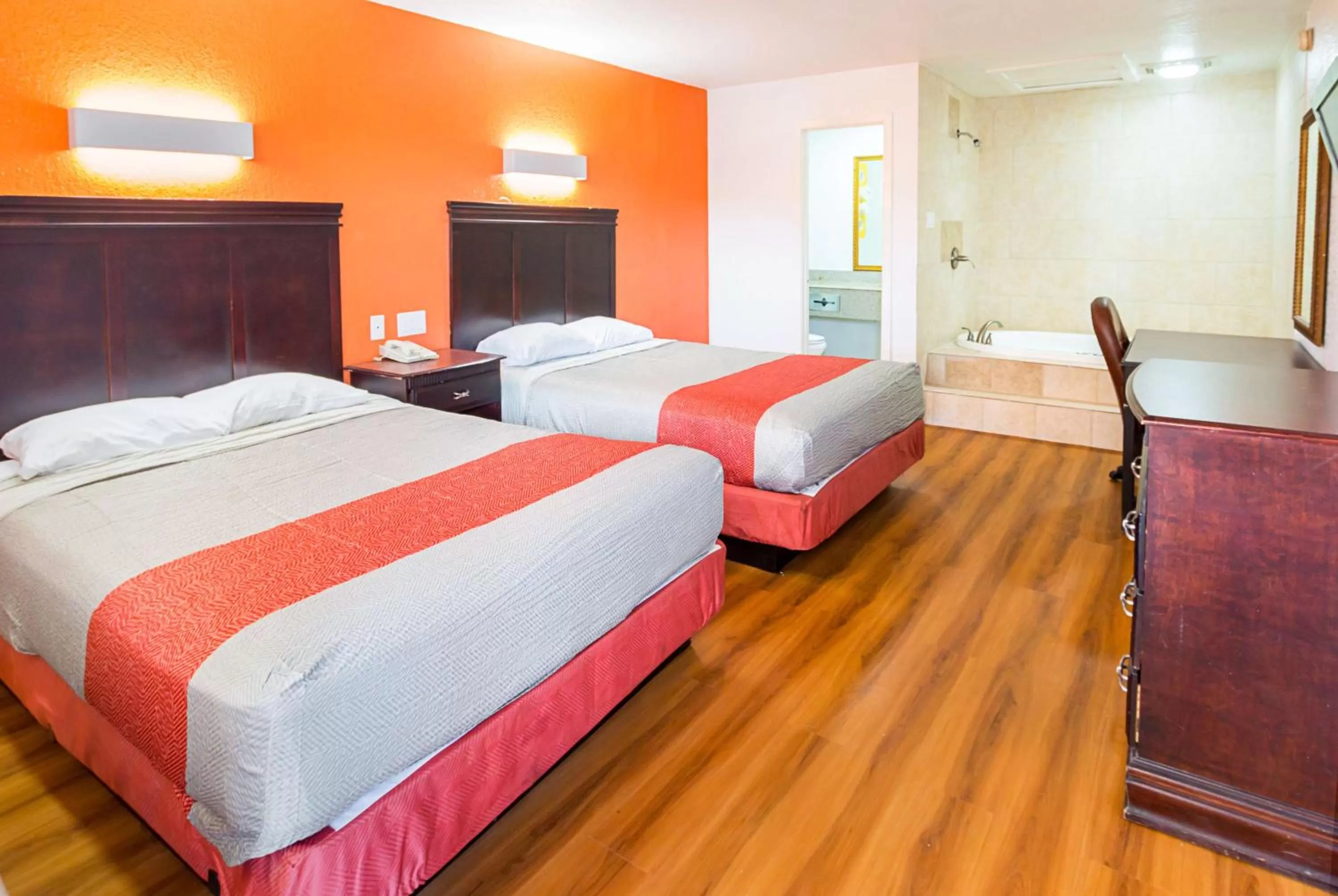 Shower, Bed in Motel 6-Red Oak, TX - Dallas