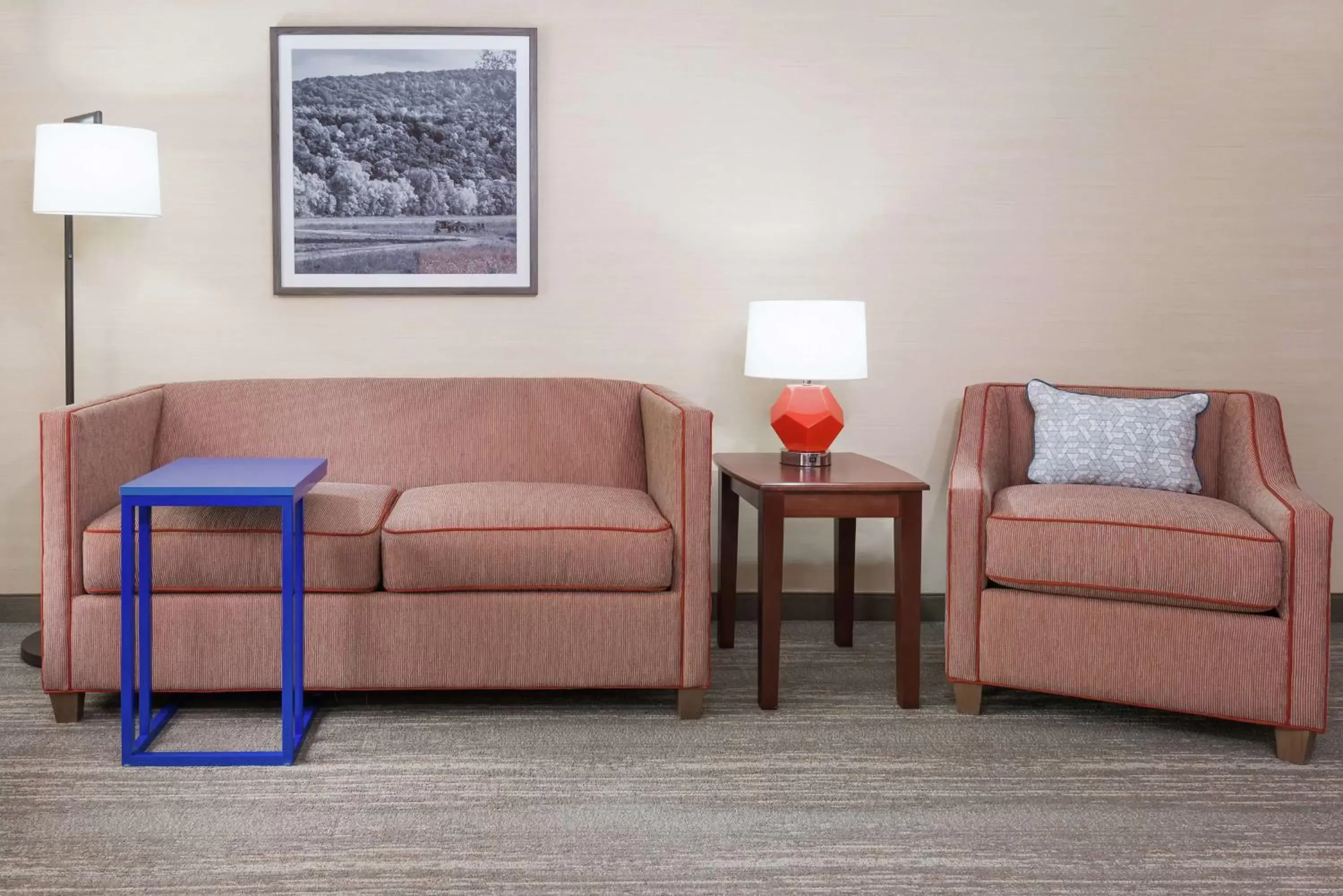 Living room, Seating Area in Hampton Inn Springfield South Enfield