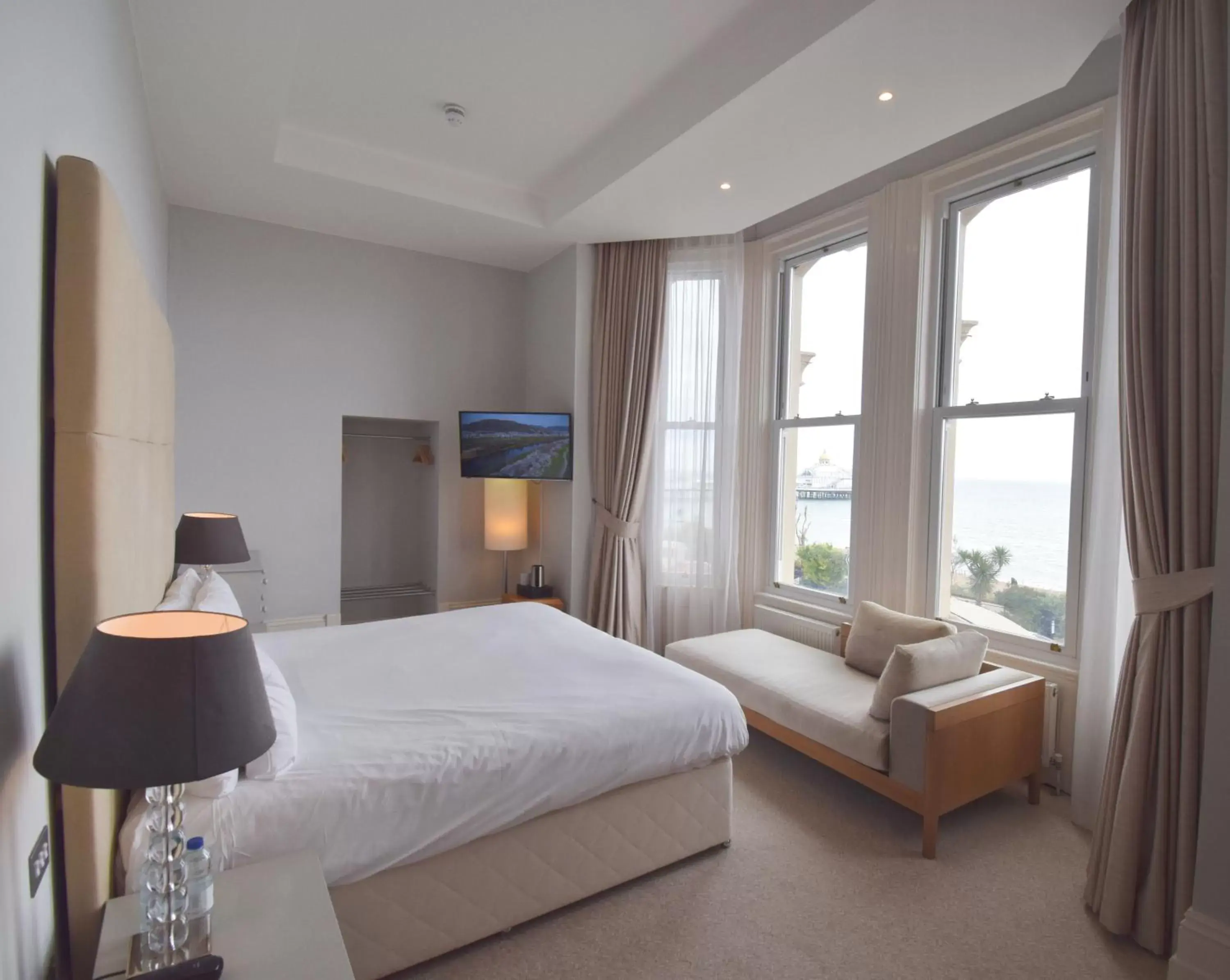 Toilet, Bed in The Chatsworth Hotel Toilet, Bed in The Chatsworth Hotel