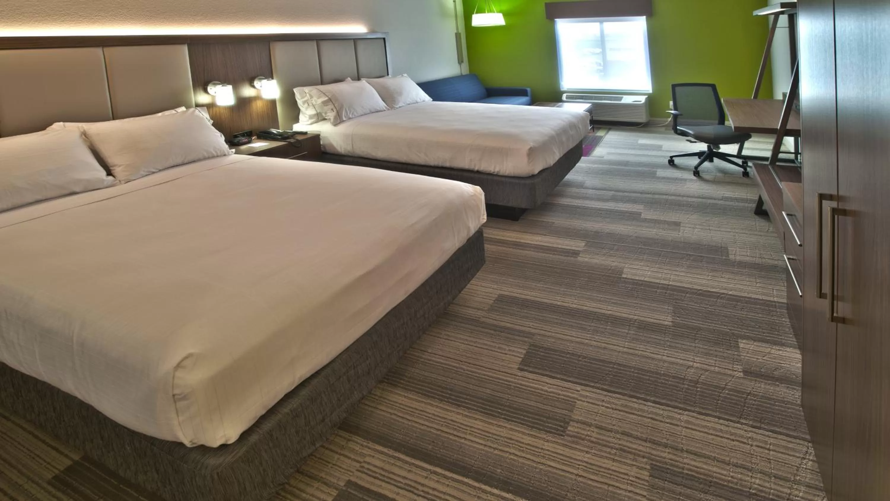 Photo of the whole room, Bed in Holiday Inn Express & Suites Evansville North by IHG