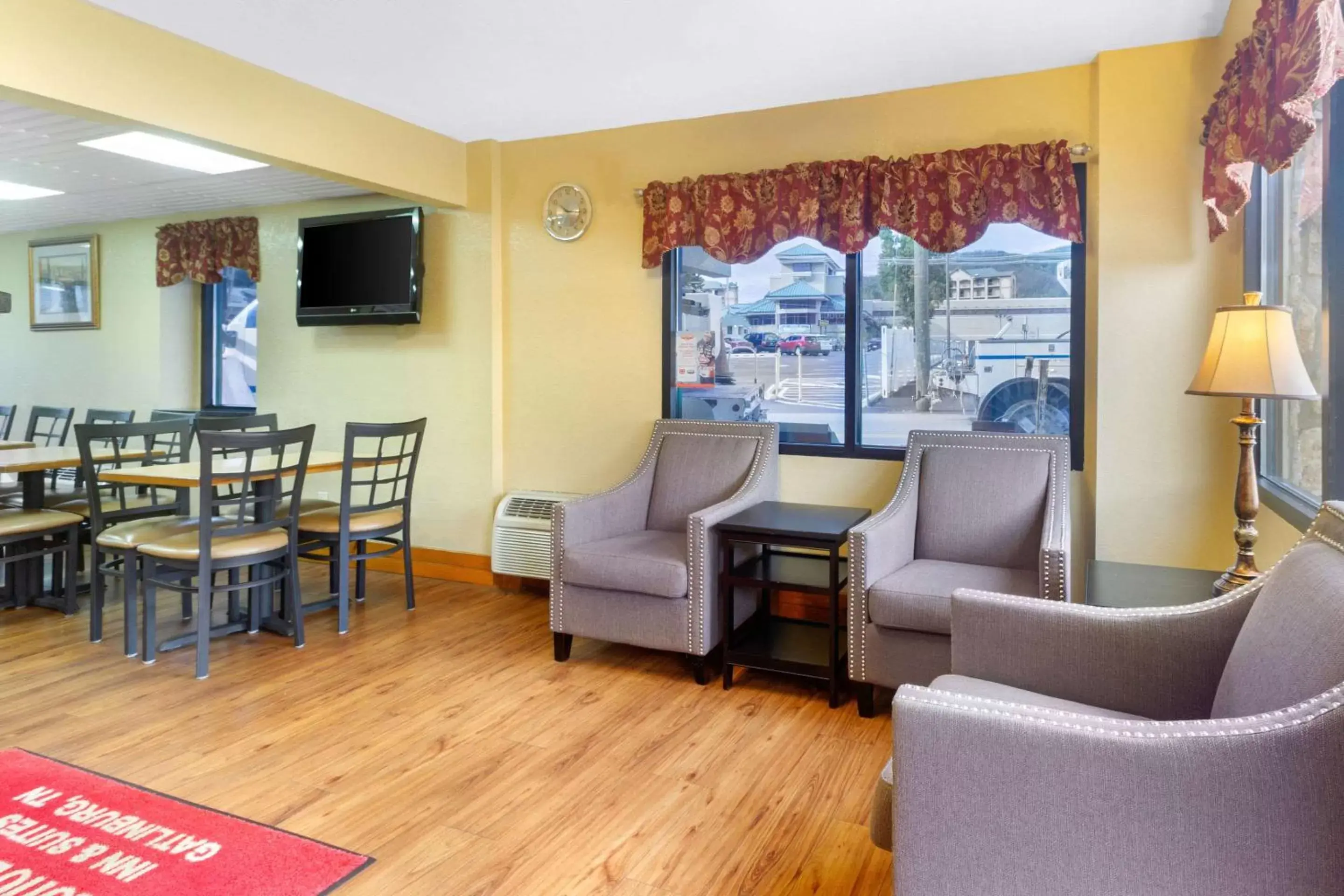 Lobby or reception, Lounge/Bar in Econo Lodge Inn & Suites at the Convention Center