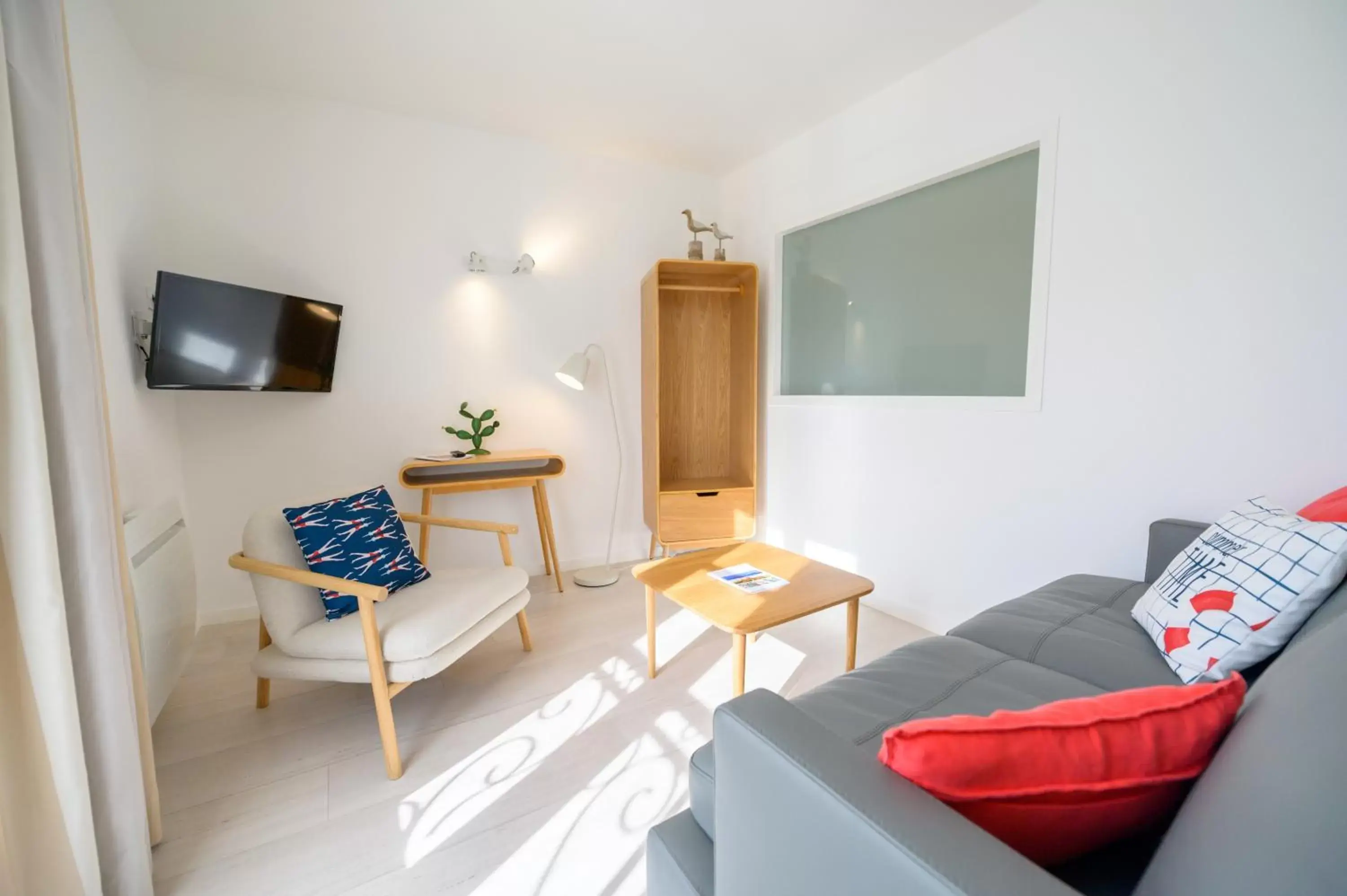 Bed, Seating Area in Hôtel La Jetée