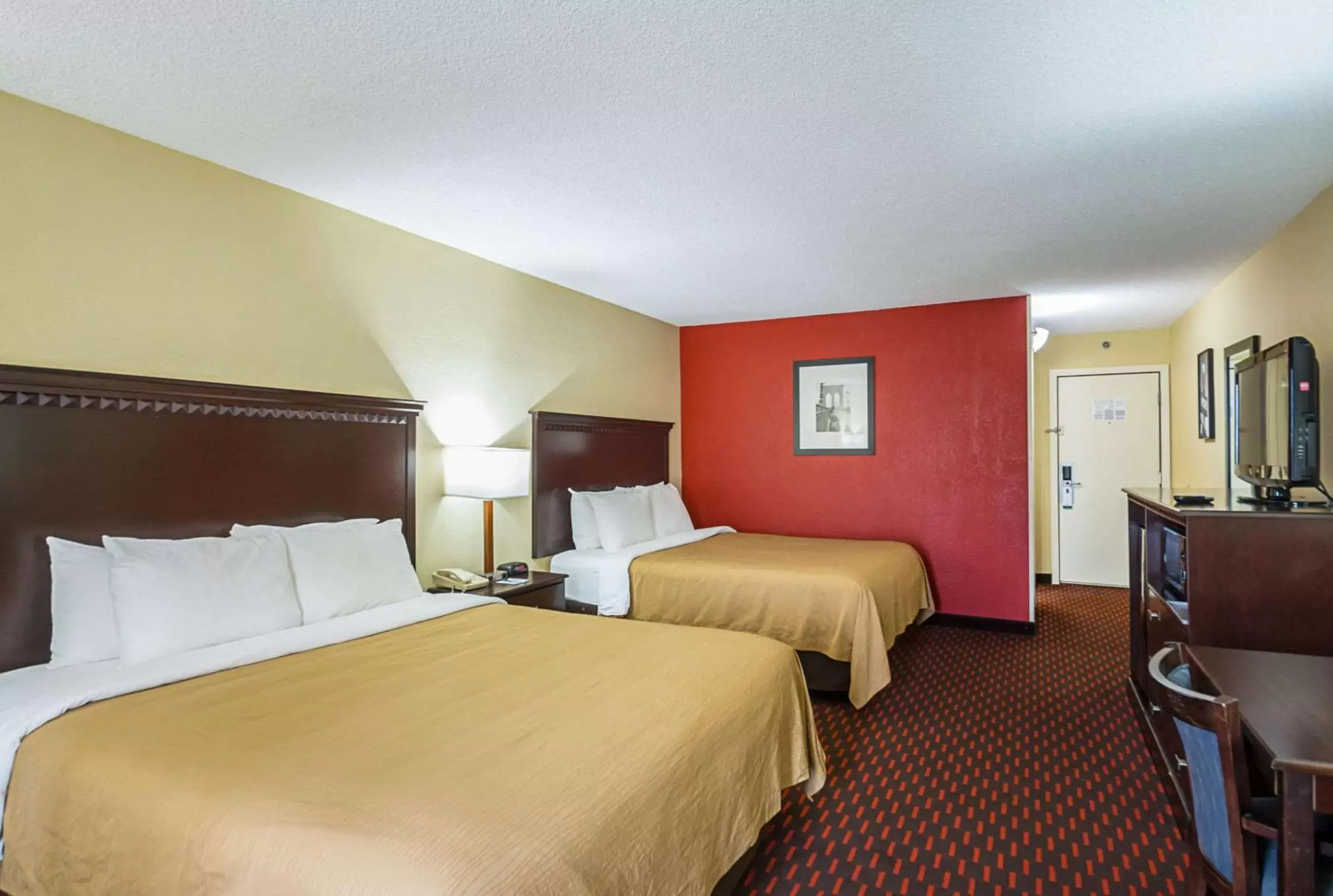 Photo of the whole room, Bed in Quality Inn & Suites Hagerstown