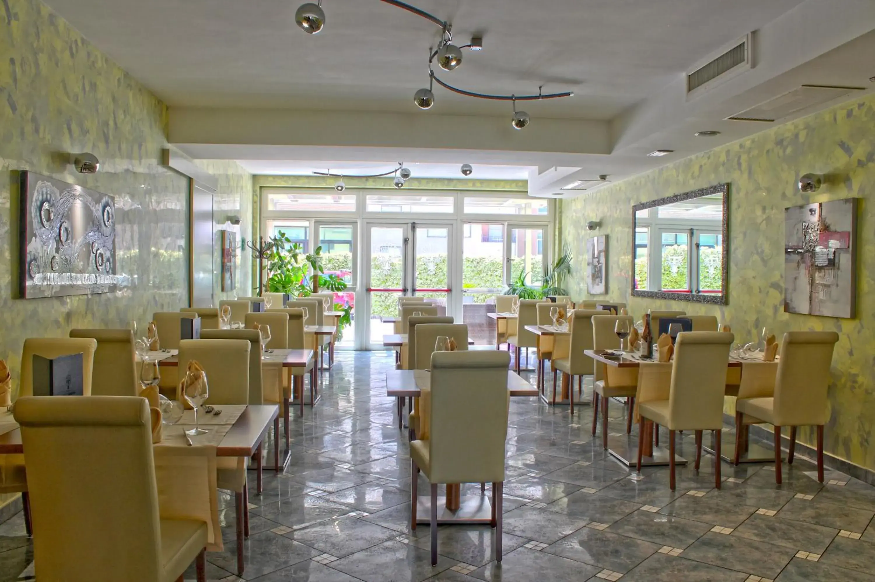 Restaurant/Places to Eat in Hotel Villa Tirreno