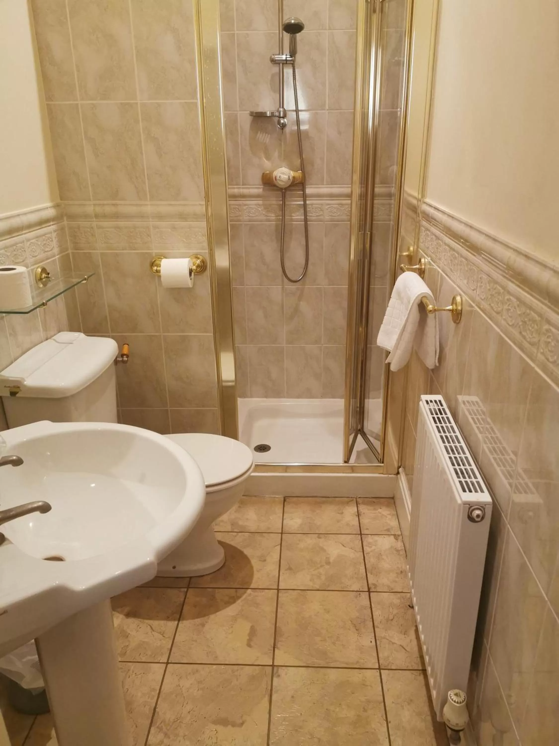 Bathroom in The Queens Hotel