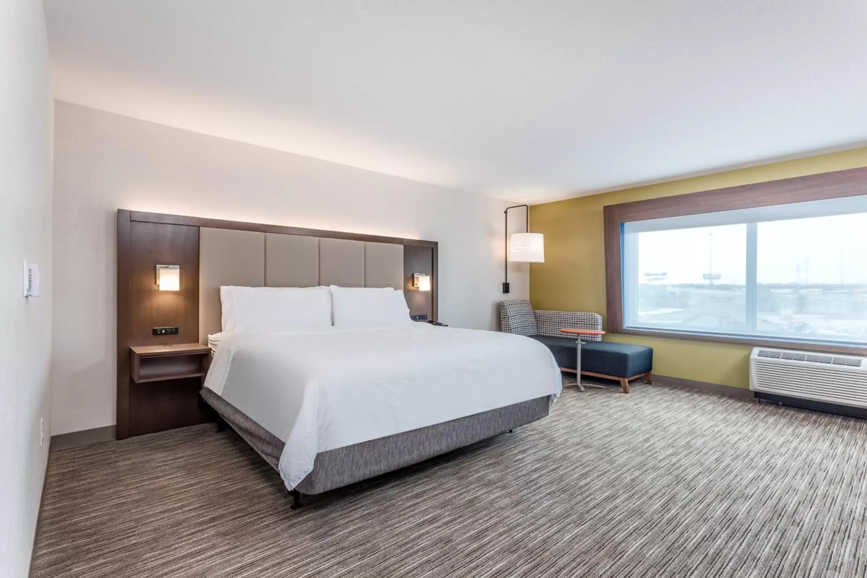 Photo of the whole room, Bed in Holiday Inn Express & Suites Hammond, an IHG Hotel