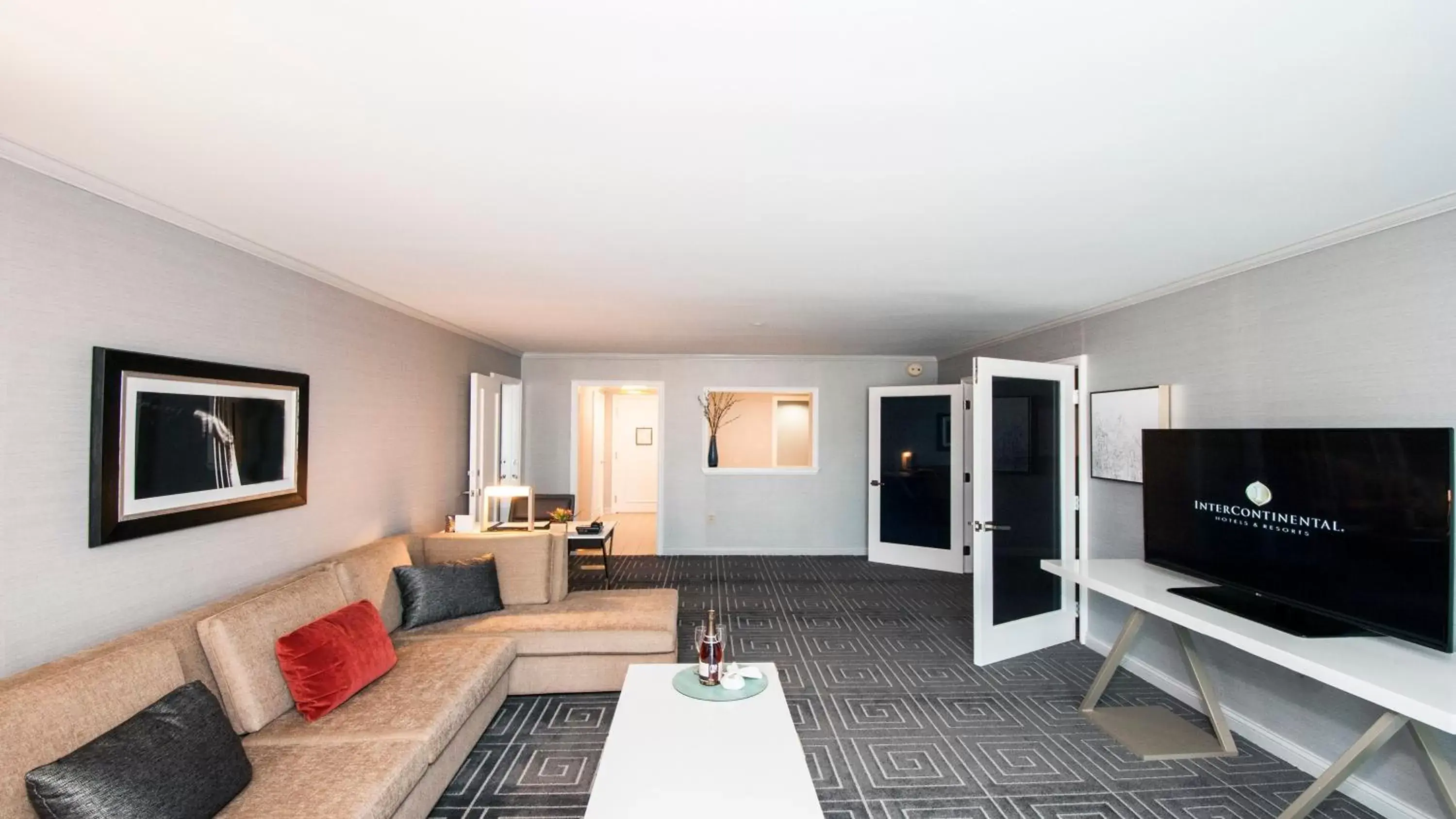 Bedroom, TV/Entertainment Center in InterContinental Kansas City at the Plaza, an IHG Hotel