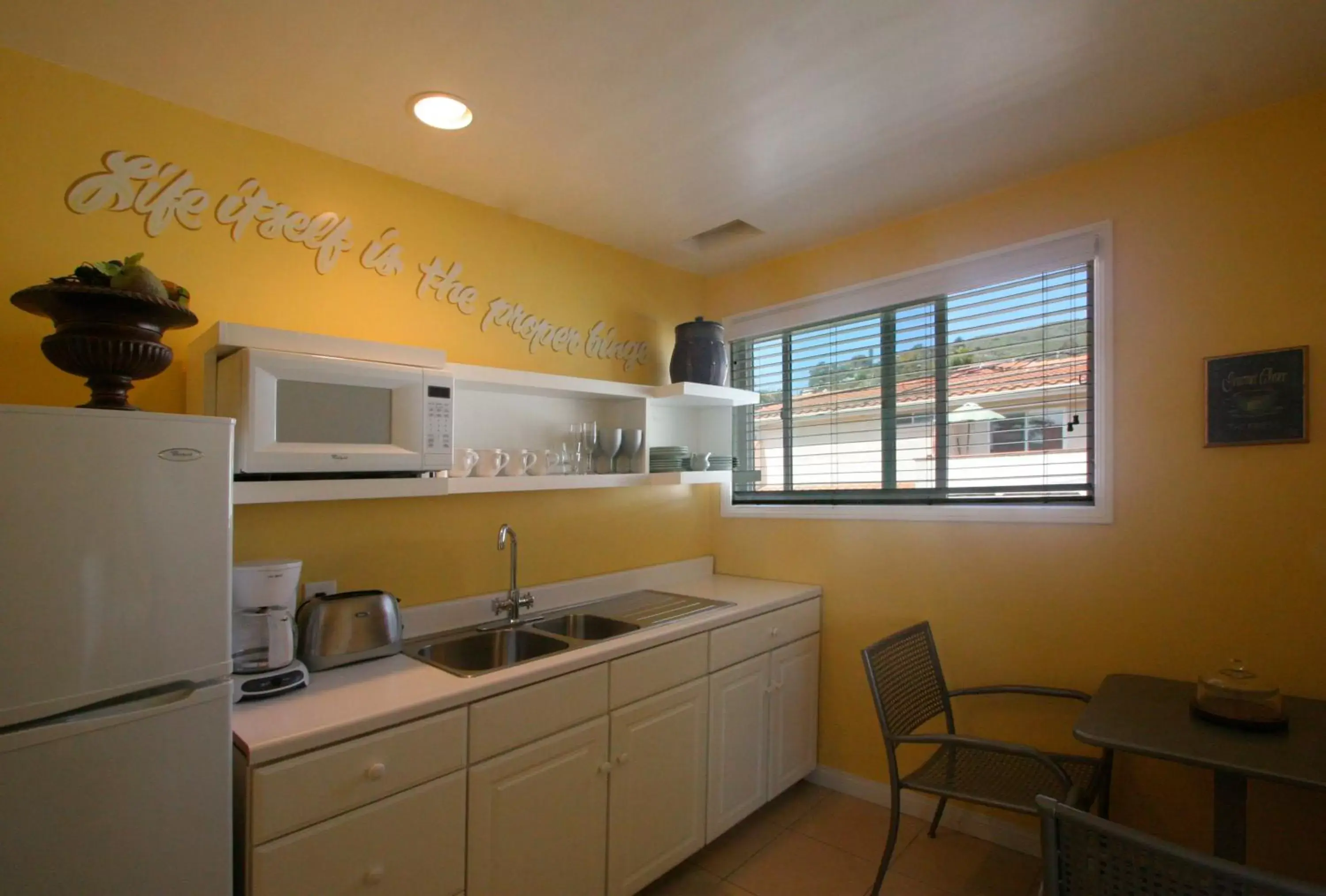 Kitchen or kitchenette, Kitchen/Kitchenette in The Tides Laguna Beach