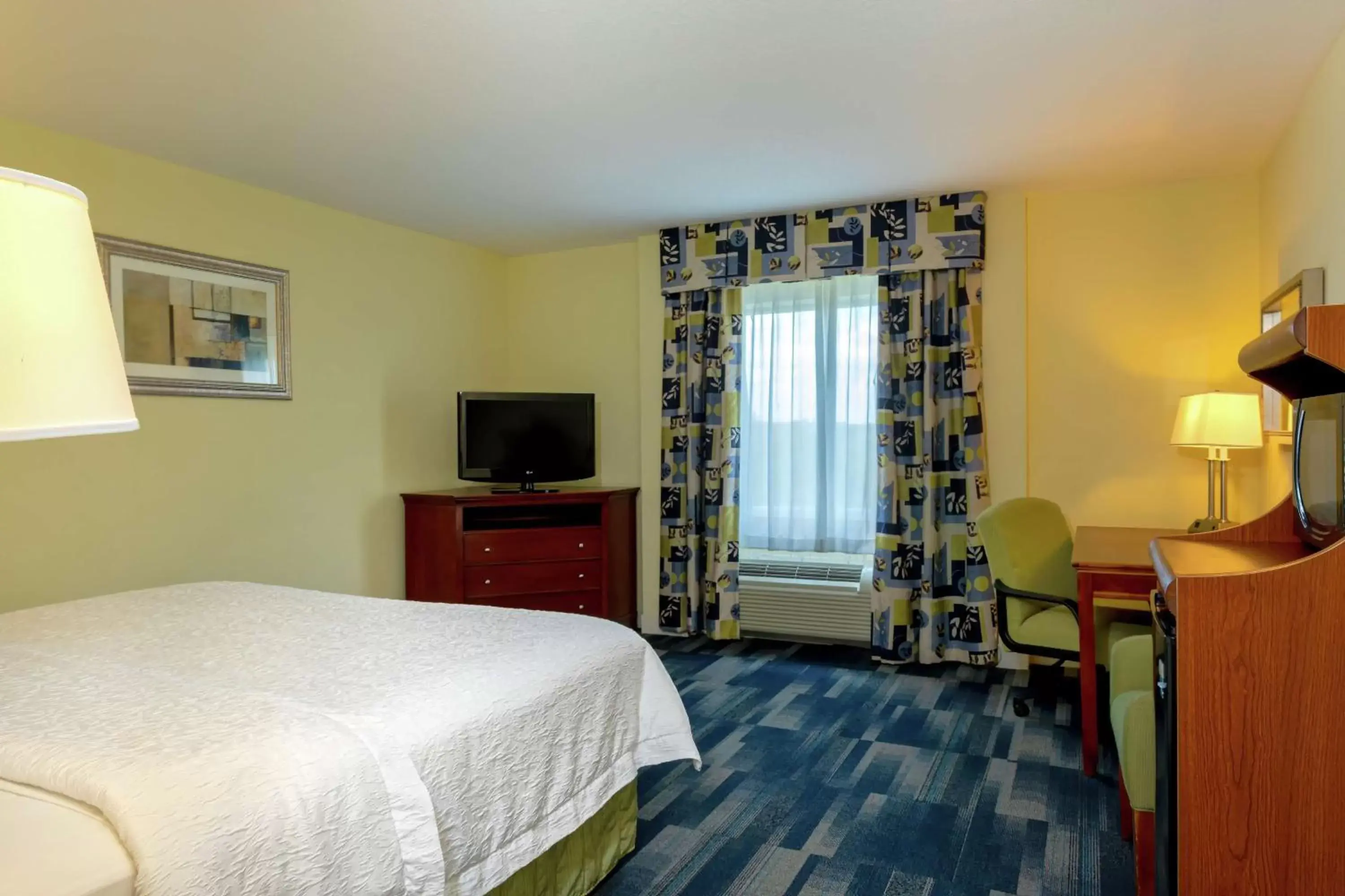 Bedroom, TV/Entertainment Center in Hampton Inn & Suites - Fort Pierce