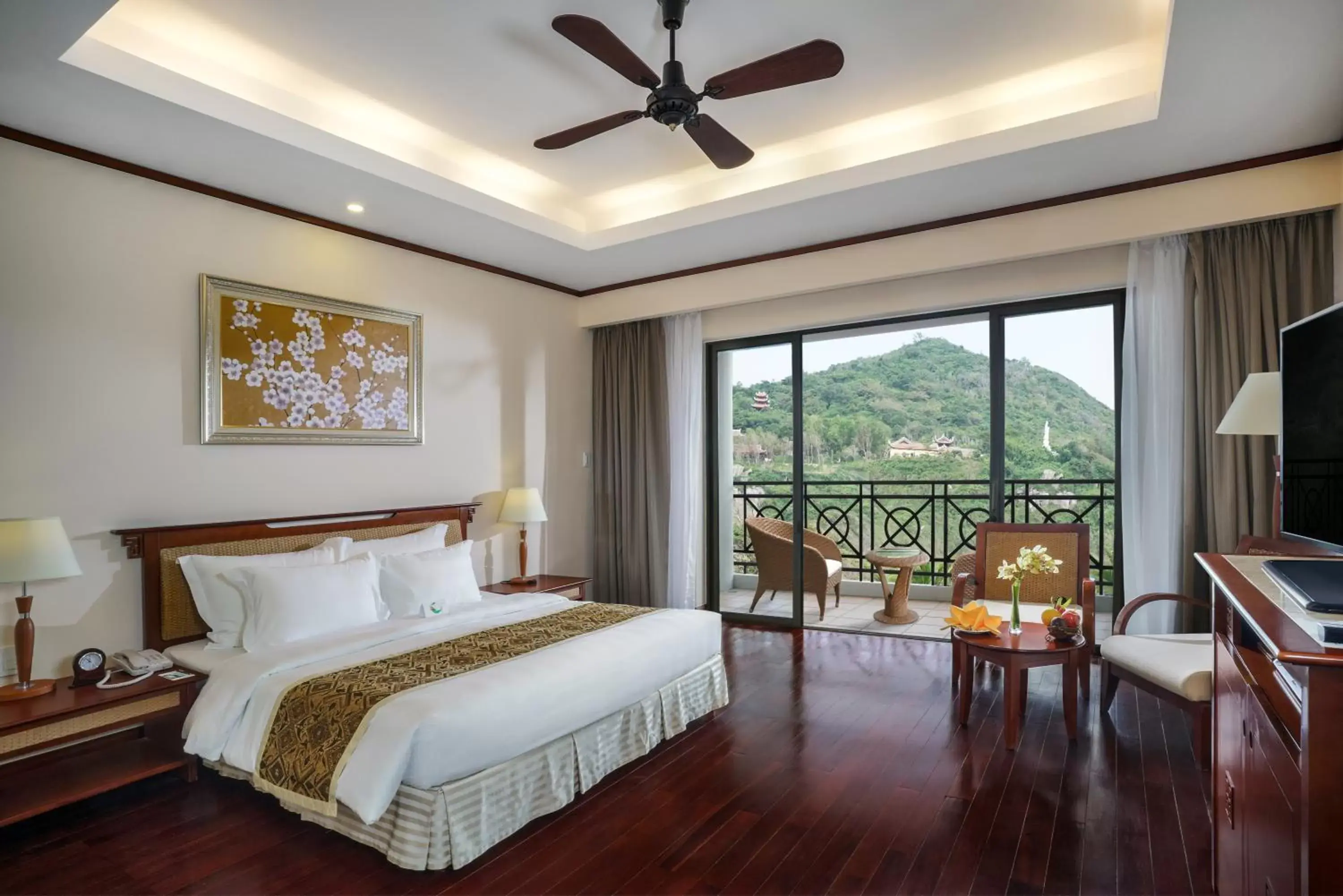 Deluxe Queen Bed - VinWonders Park Access in Vinpearl Resort Nha Trang