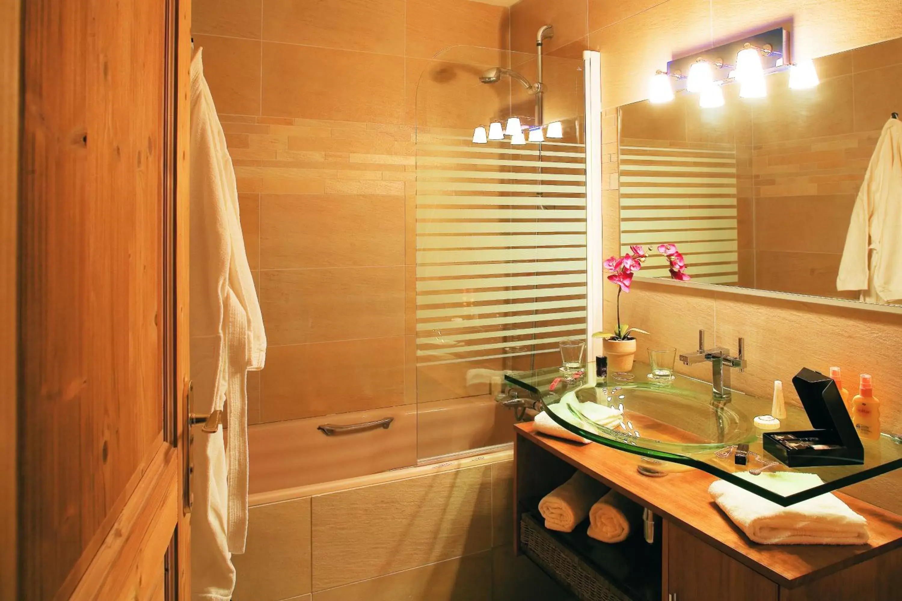 Superior Triple Room in Les Gourmets - Chalet Hotel Superior Triple Room in Les Gourmets - Chalet Hotel