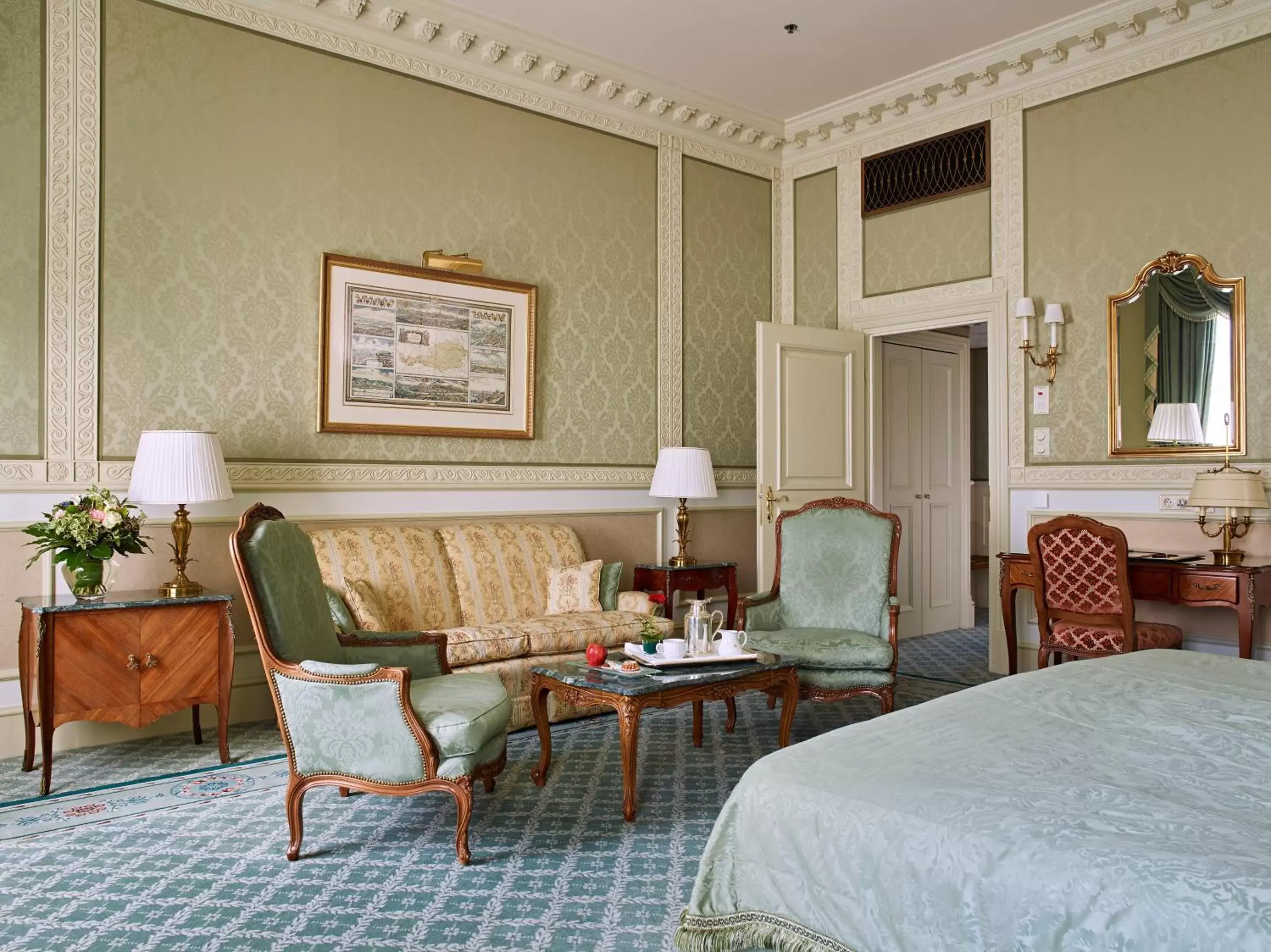 Photo of the whole room, Seating Area in Grand Hotel Wien