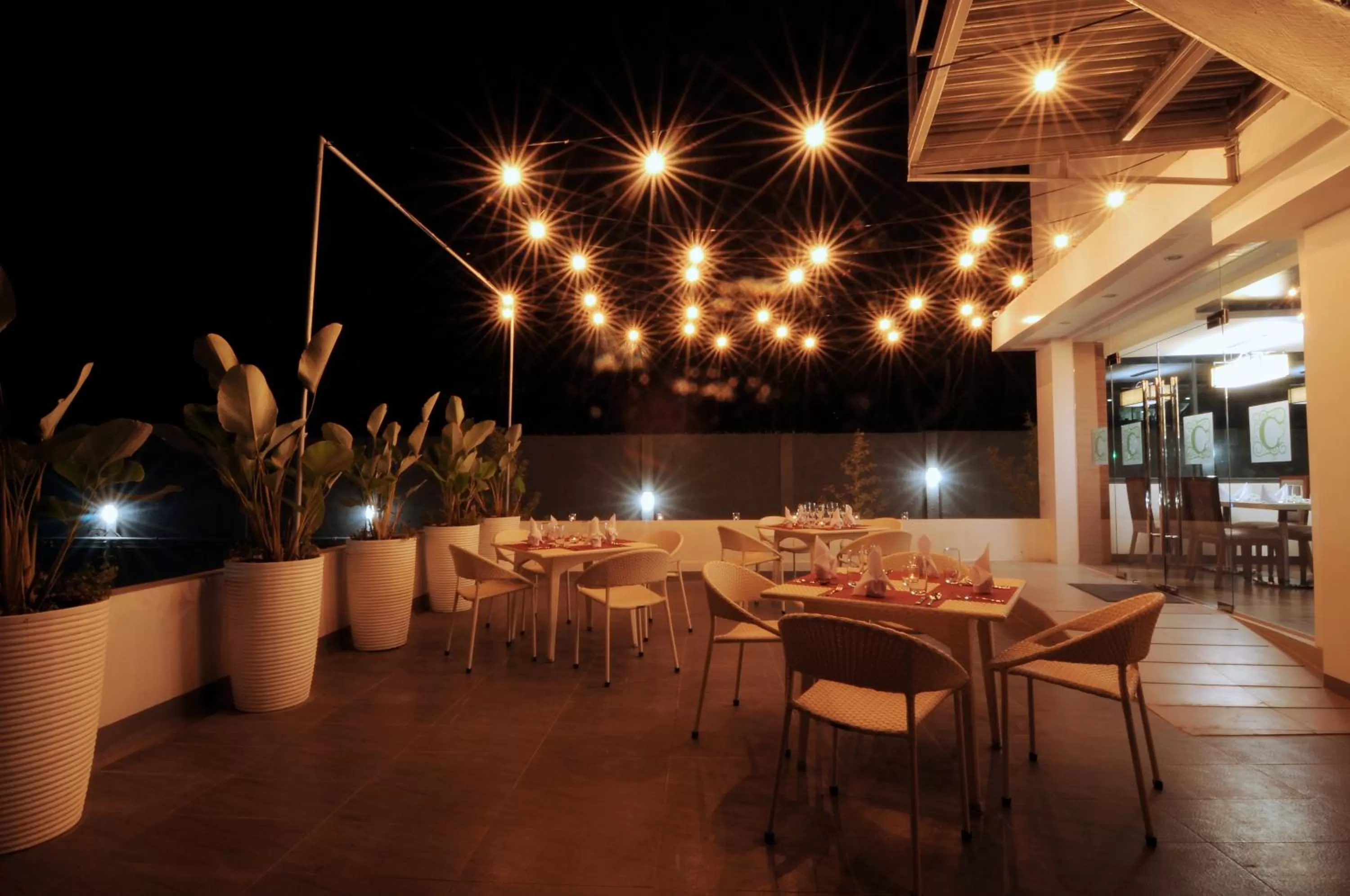 Restaurant/places to eat in 717 Cesar Place Hotel