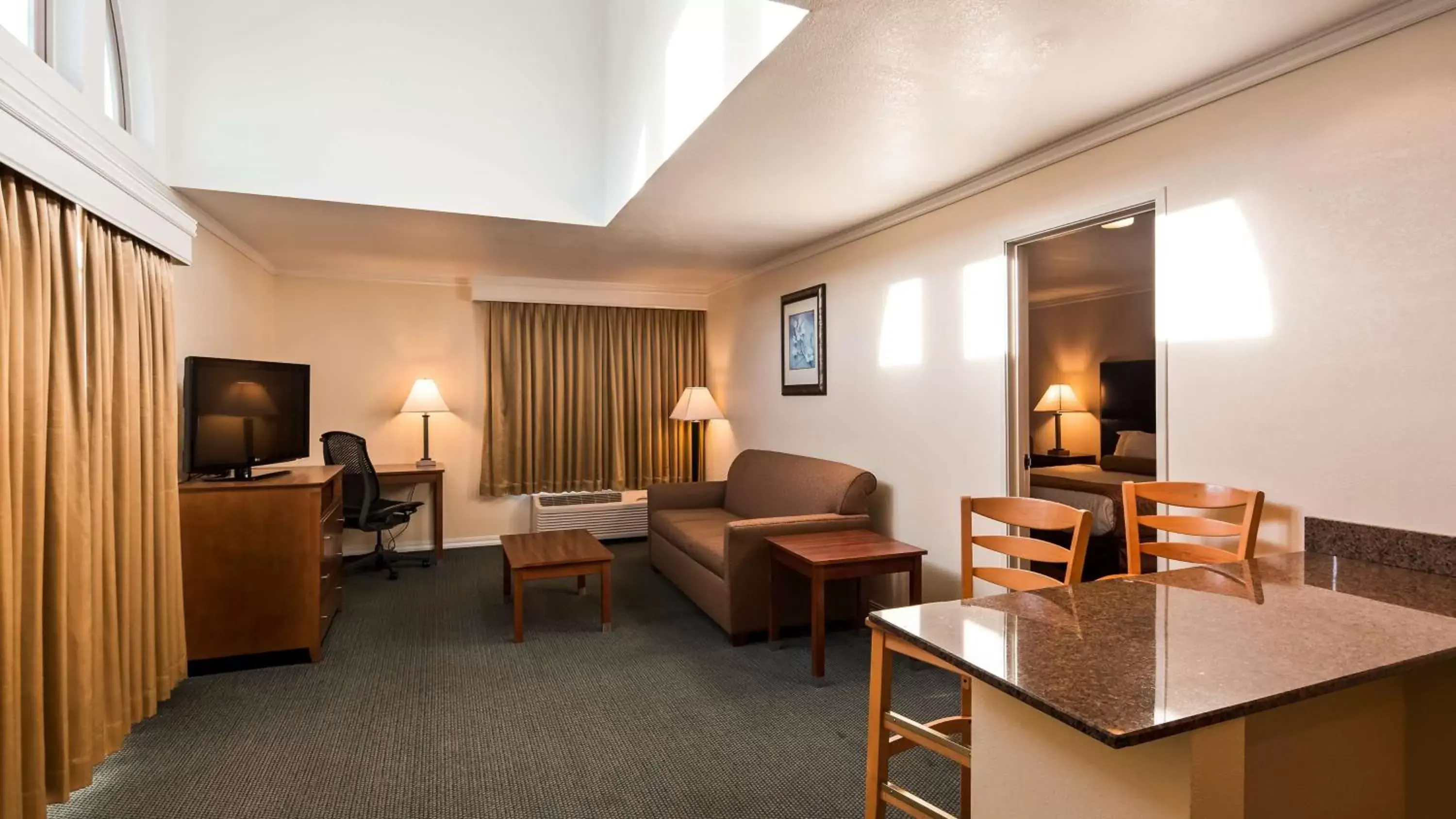 Photo of the whole room, Seating Area in Best Western Plus Northwoods Inn