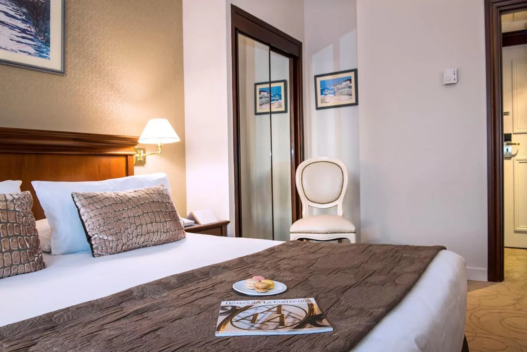 Bedroom, Bed in Hôtel West End Promenade Bedroom, Bed in Hôtel West End Promenade