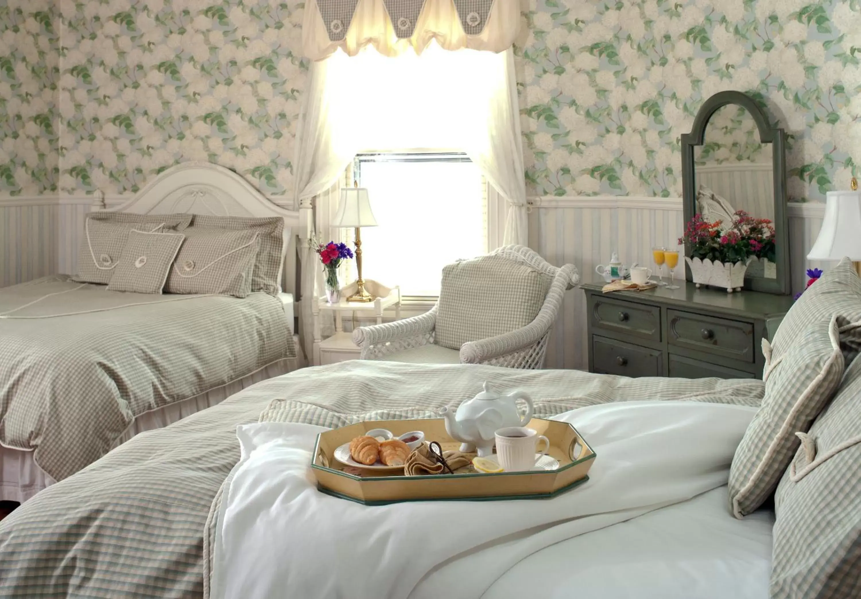 Bed in Albemarle Inn - Asheville