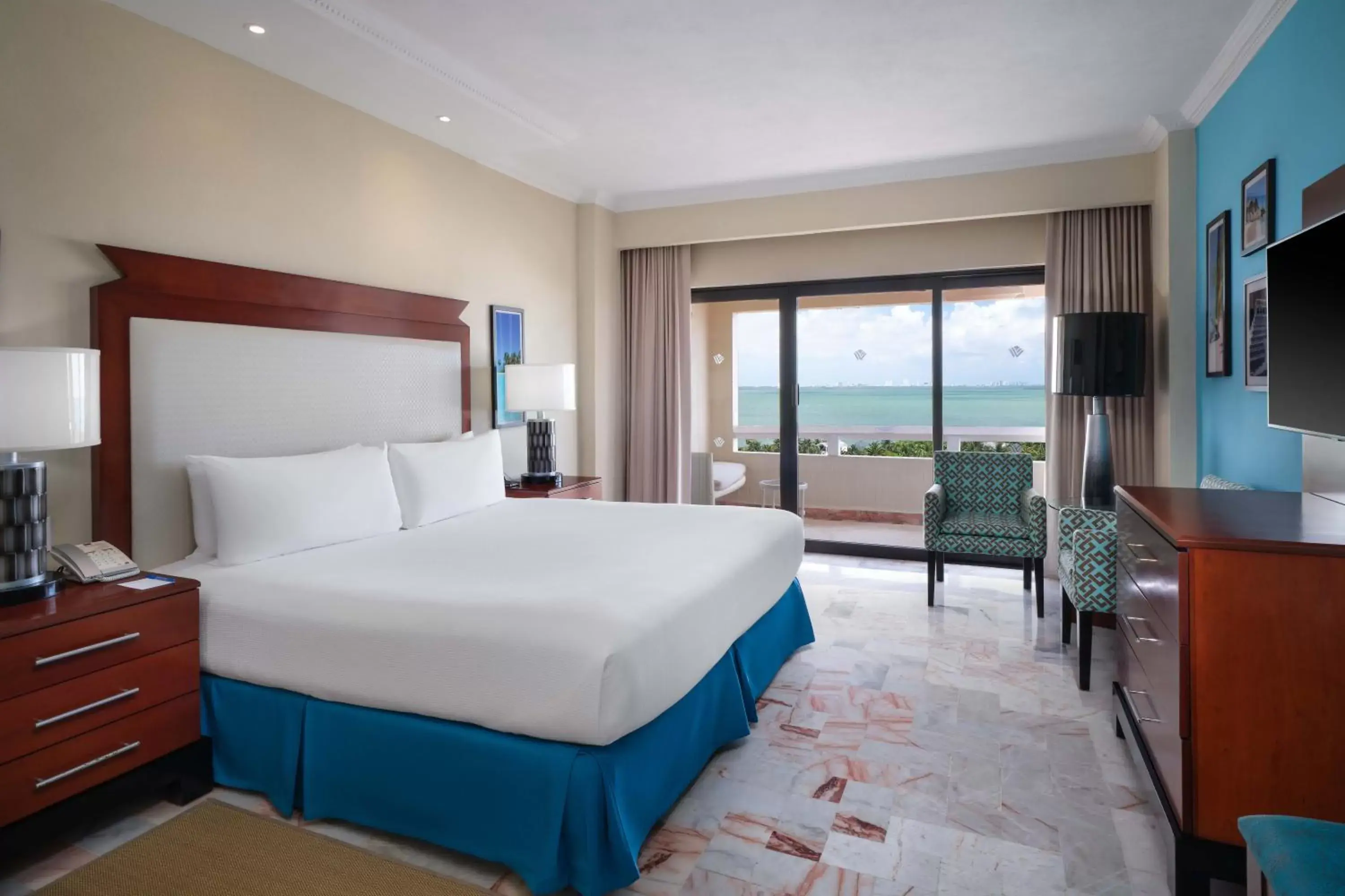 Bed in Wyndham Grand Cancun All Inclusive Resort & Villas