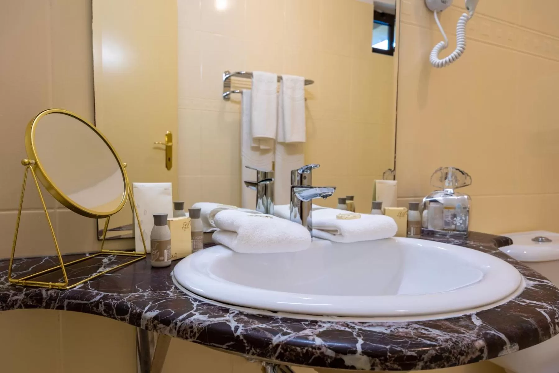 Toilet in Hotel Sir Royal