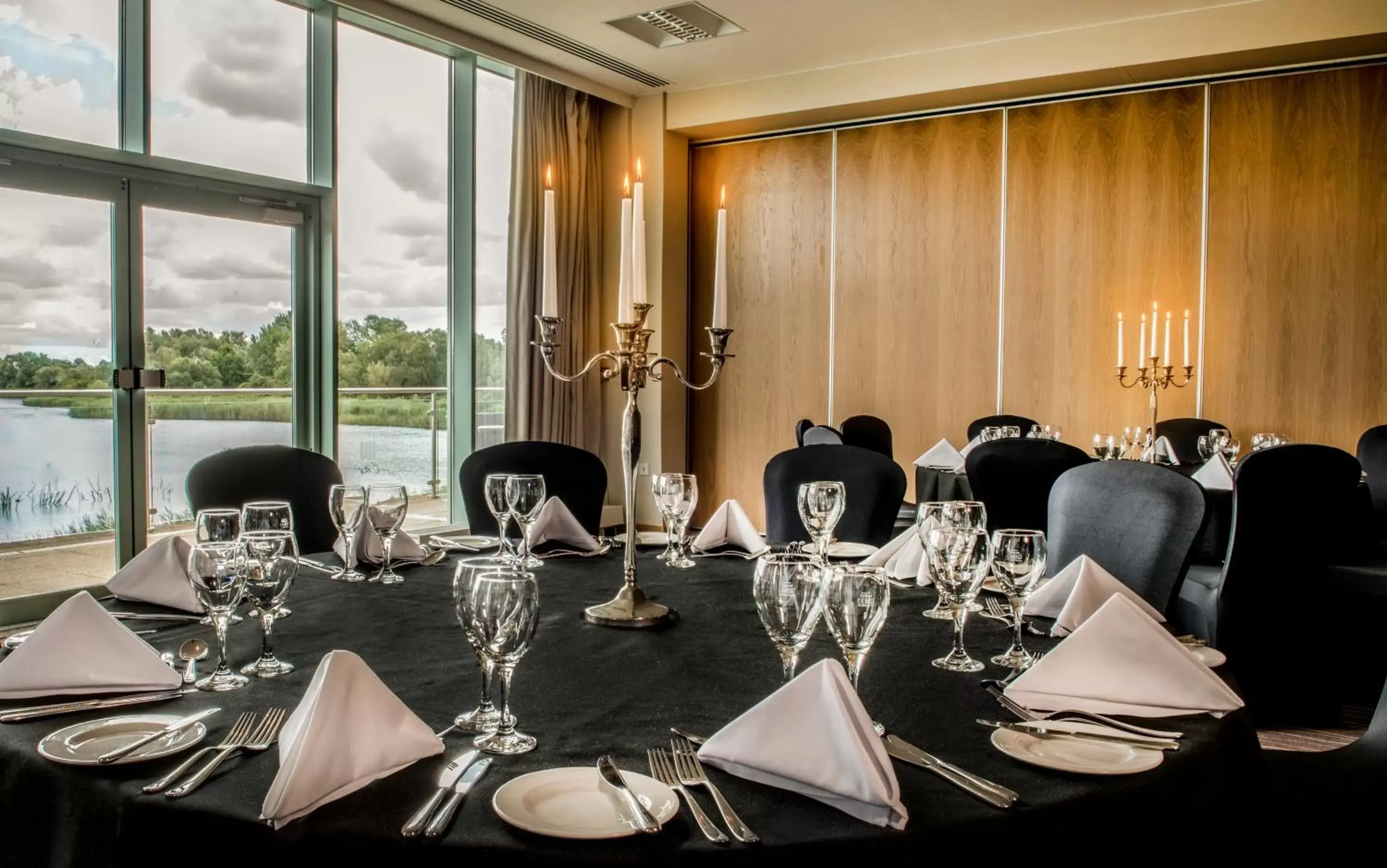 Banquet/Function facilities, Restaurant/Places to Eat in De Vere Cotswold Water Park