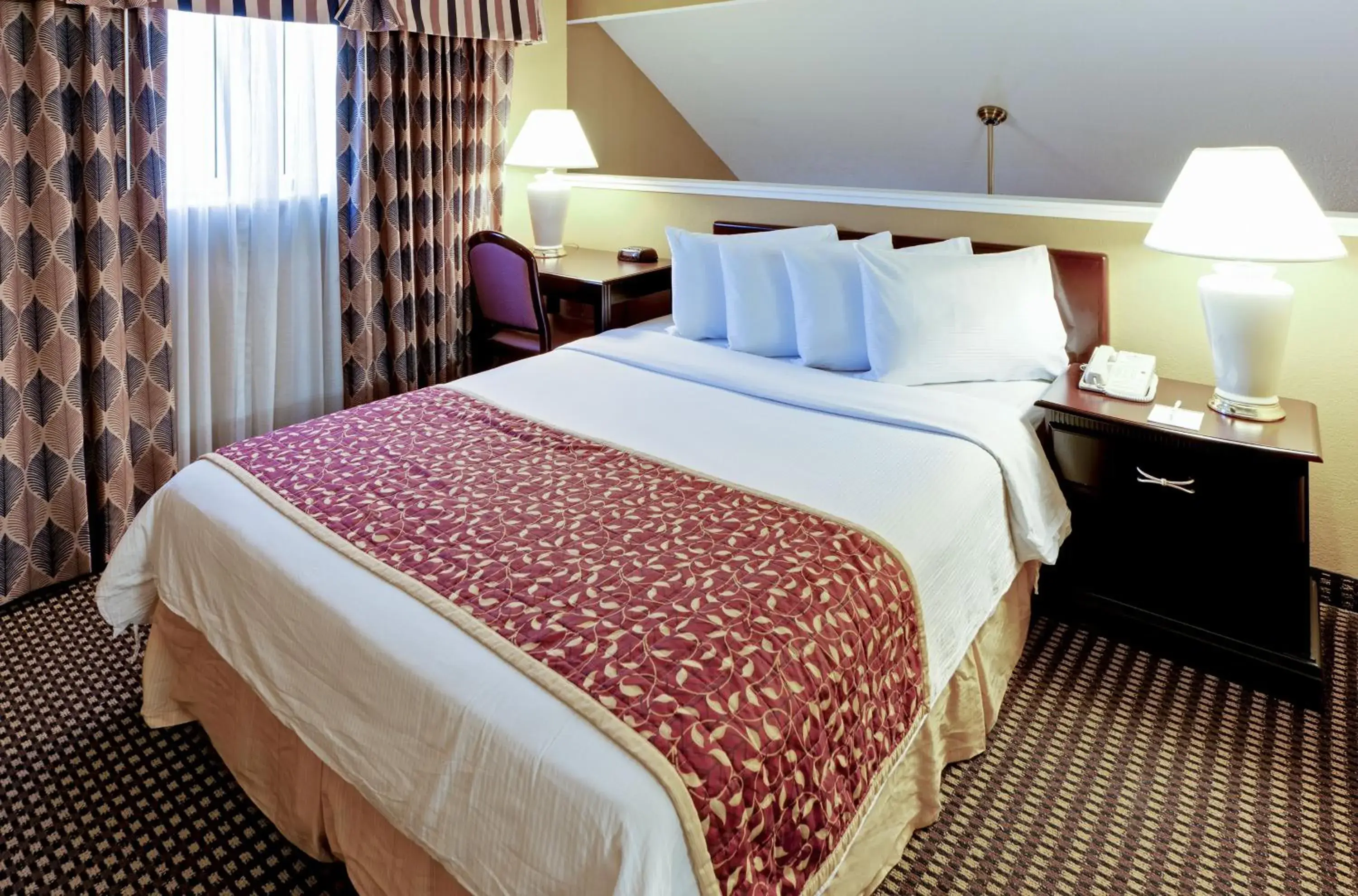 Bed in Hawthorn Suites By Wyndham Columbus North