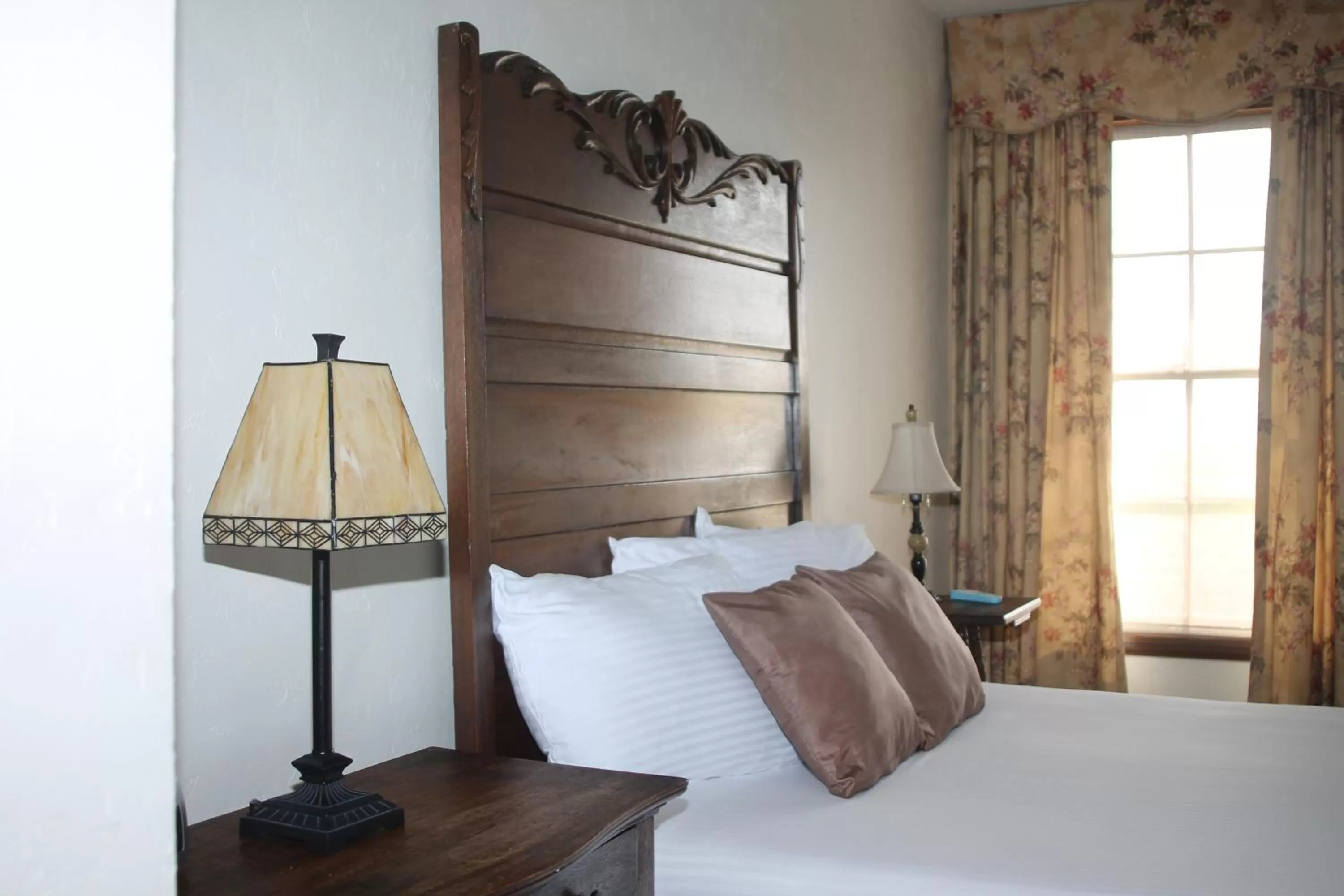 Bedroom, Bed in Boulder Dam Hotel
