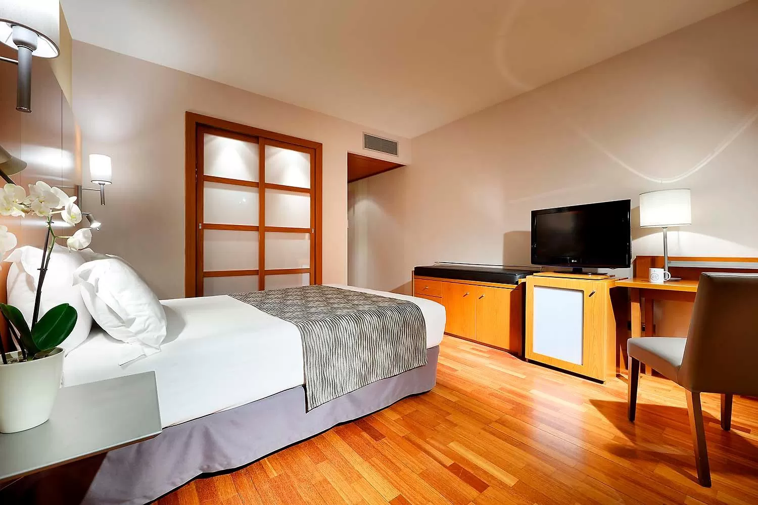 Bedroom, Bed in Eurostars Lisboa Parque