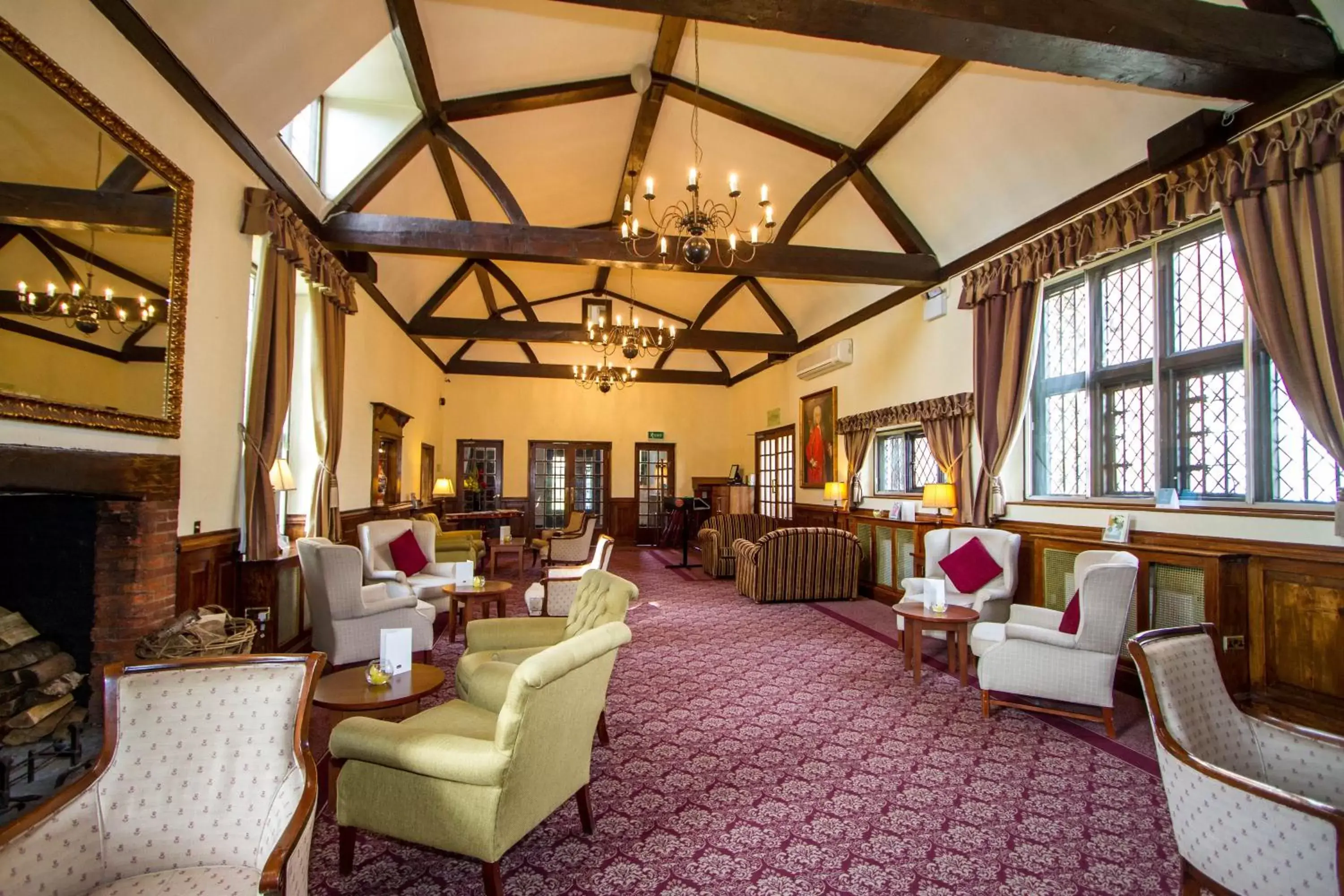 Communal lounge/ TV room, Lounge/Bar in Mercure Letchworth Hall Hotel