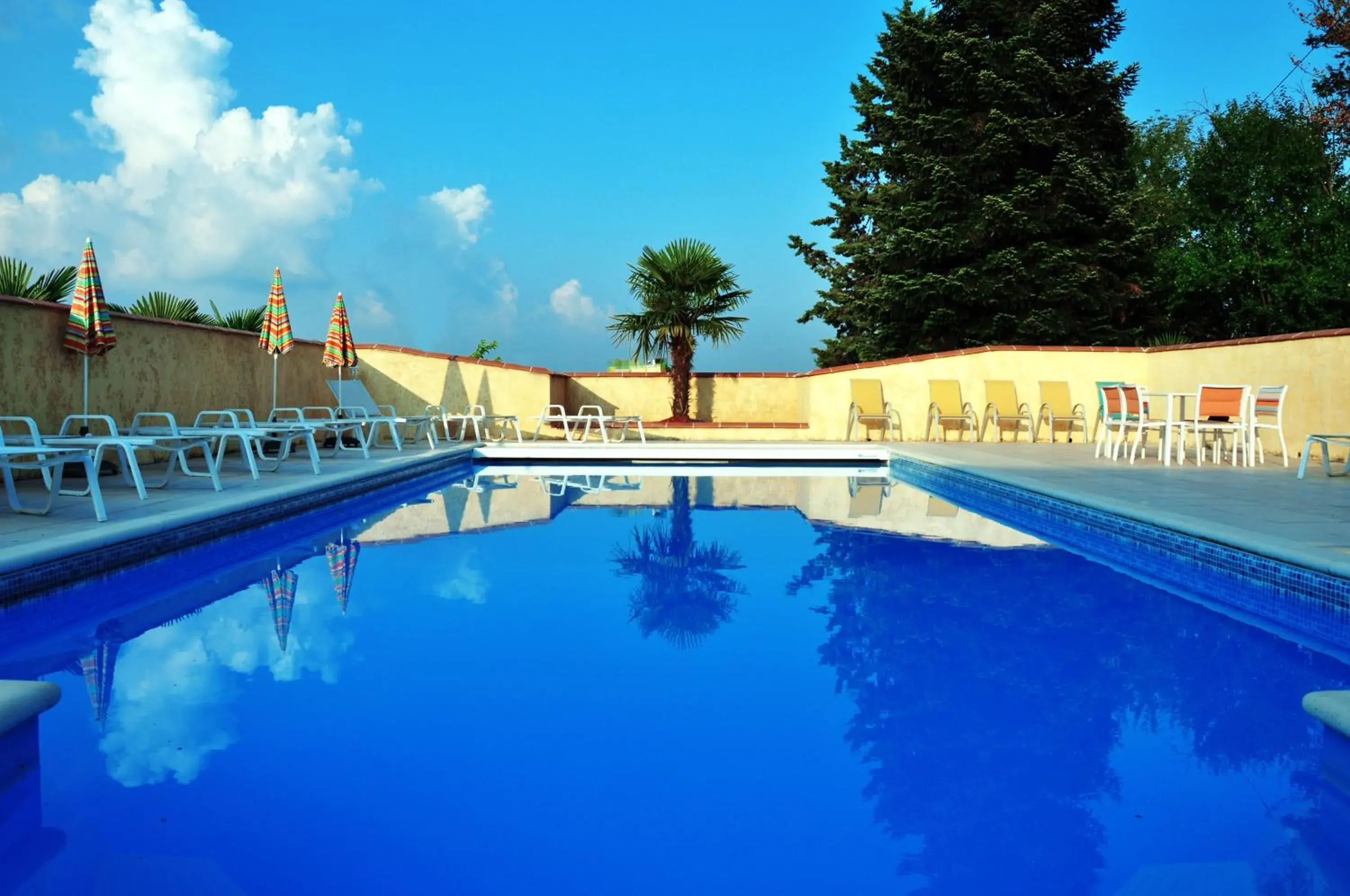 Swimming Pool in Logis Hôtel L'Adourable Auberge