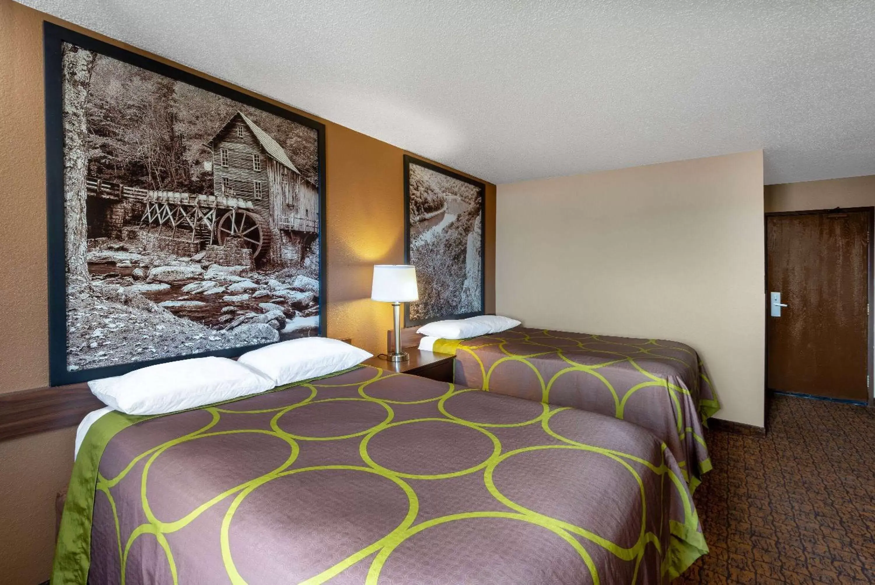 Photo of the whole room, Bed in Super 8 by Wyndham Summersville