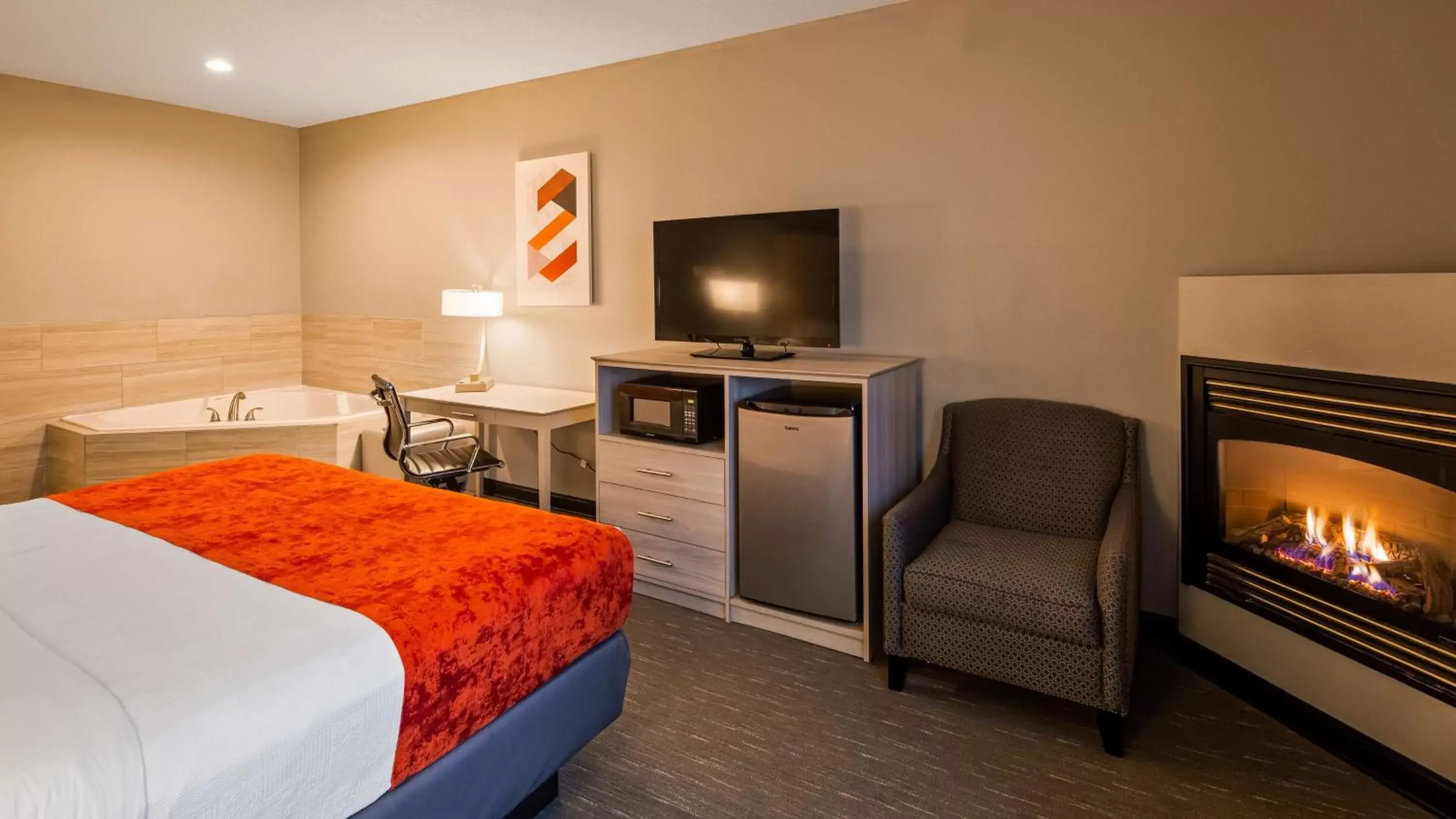 Bed, TV/Entertainment Center in Best Western Plus New Cumberland