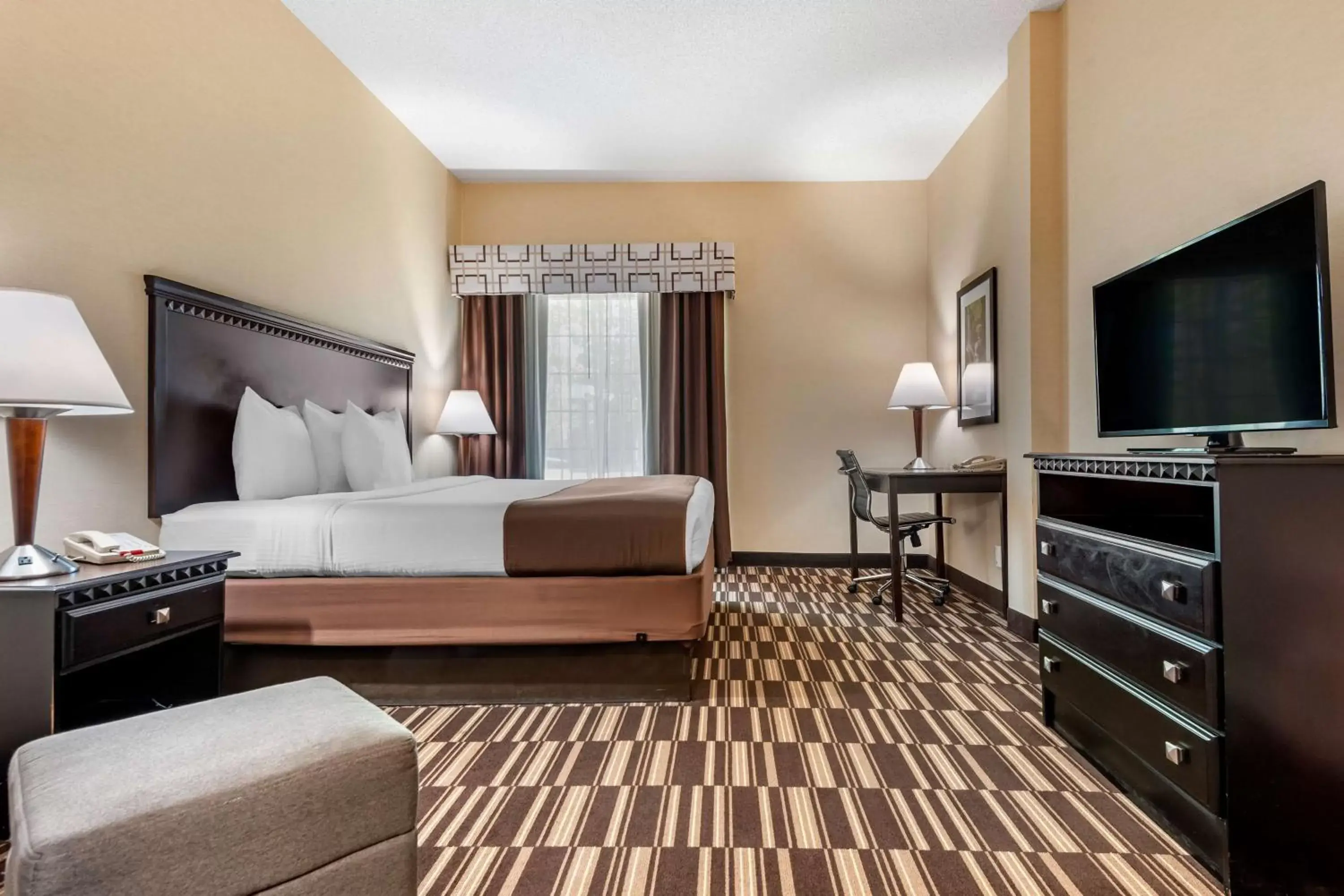 Bedroom, Bed in Best Western PLUS Victor Inn & Suites